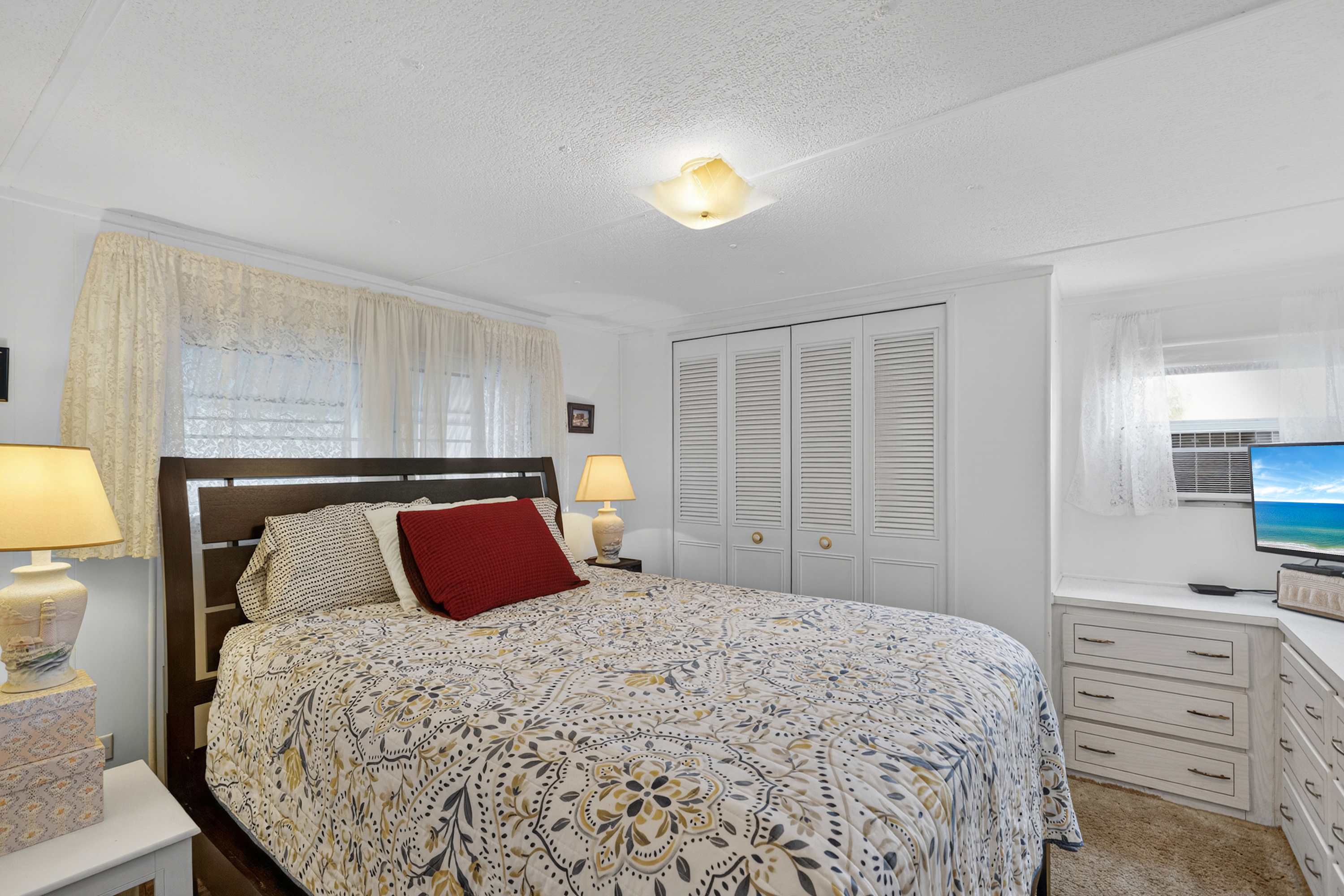 Charming Coastal Trailer Home with Private Parking - Foto 11