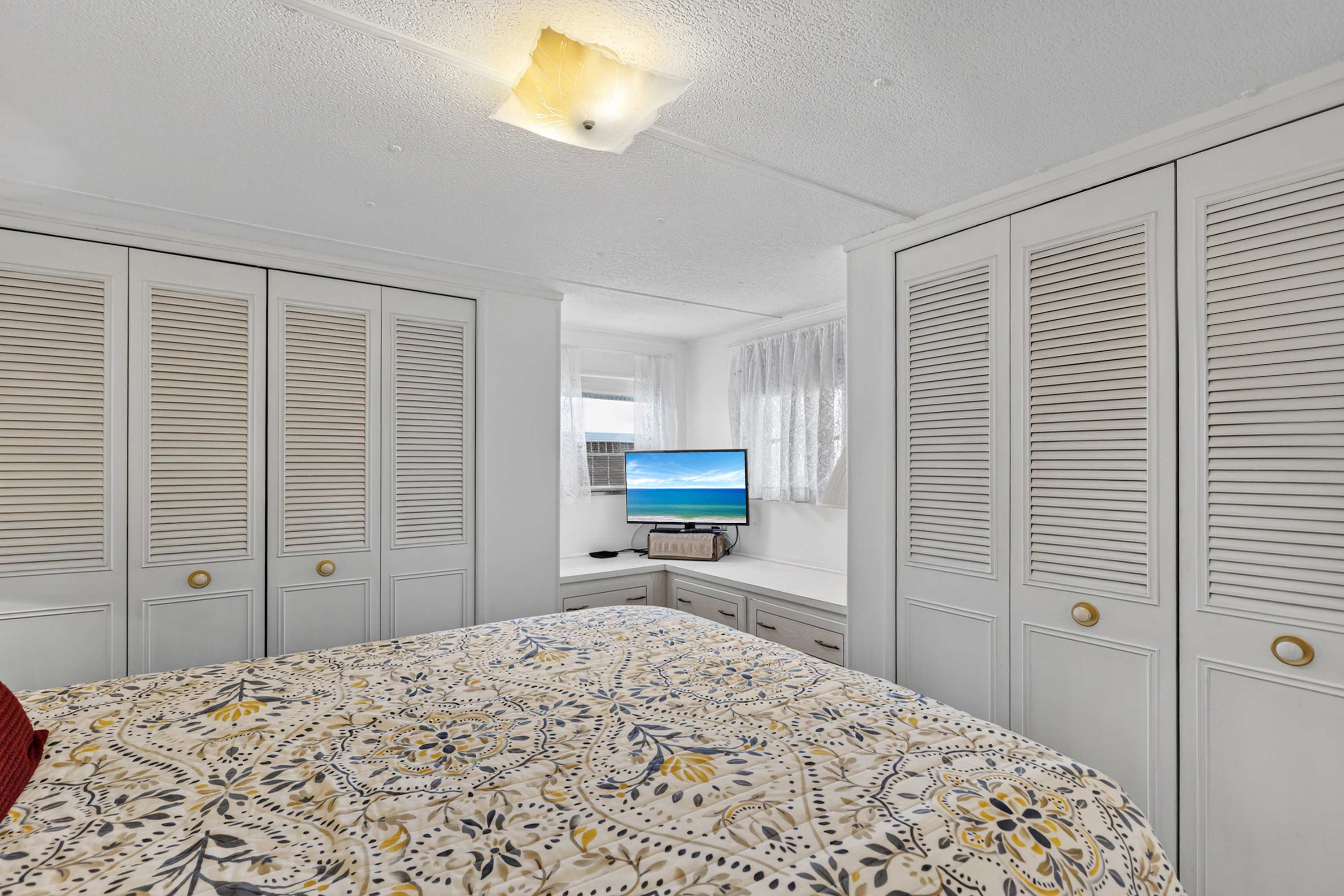 Charming Coastal Trailer Home with Private Parking - Foto 12
