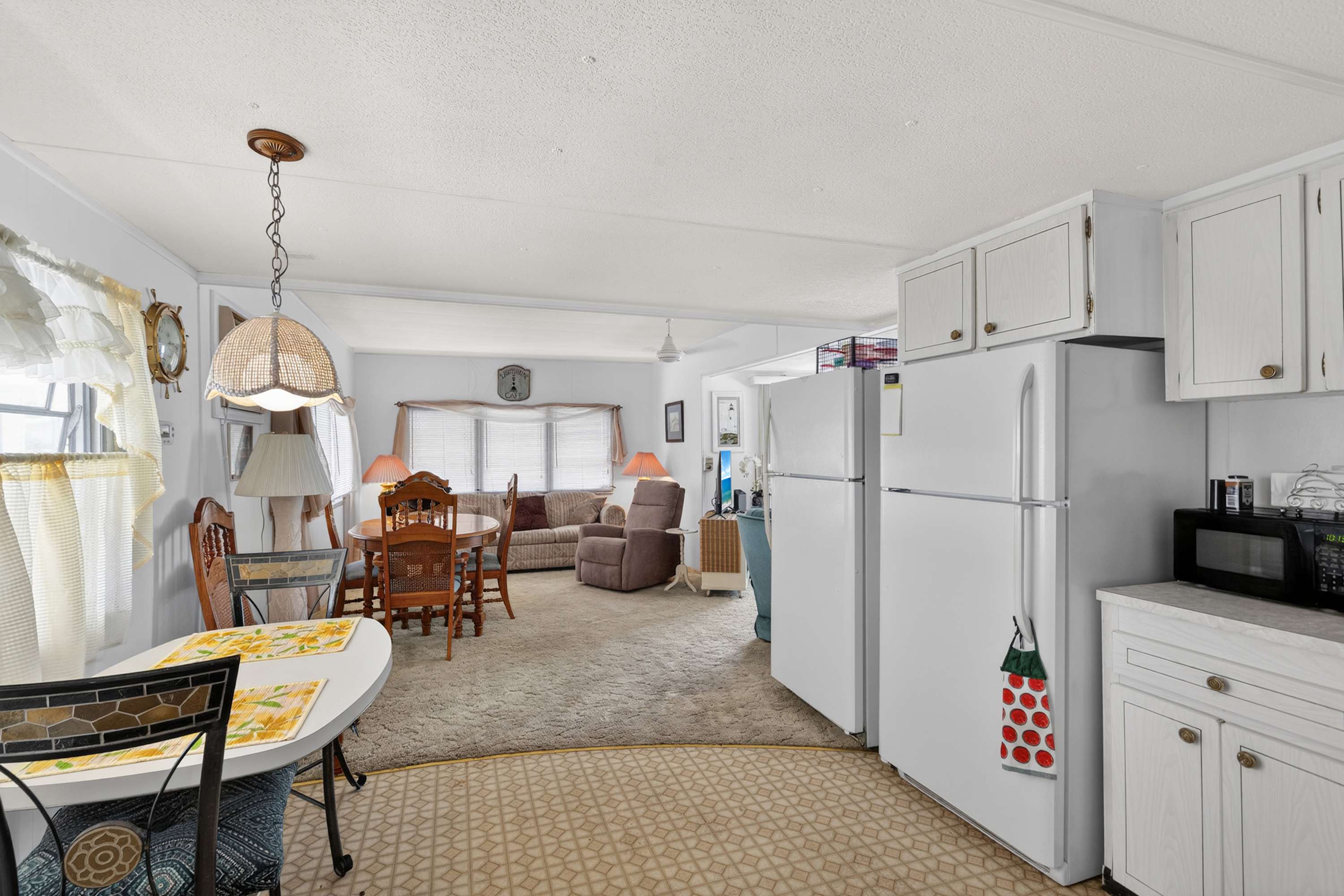 Charming Coastal Trailer Home with Private Parking - Foto 9