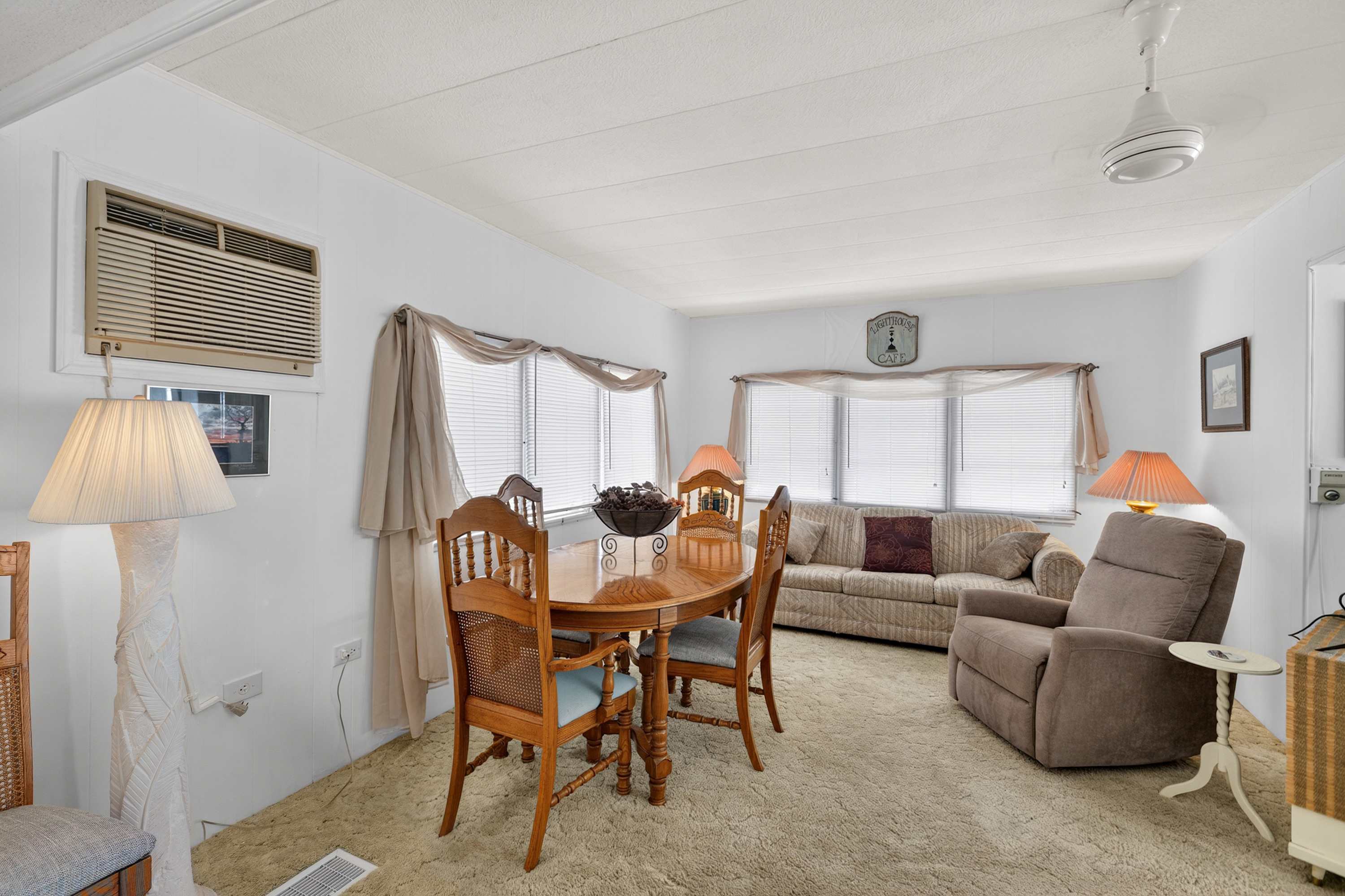 Charming Coastal Trailer Home with Private Parking - Foto 8