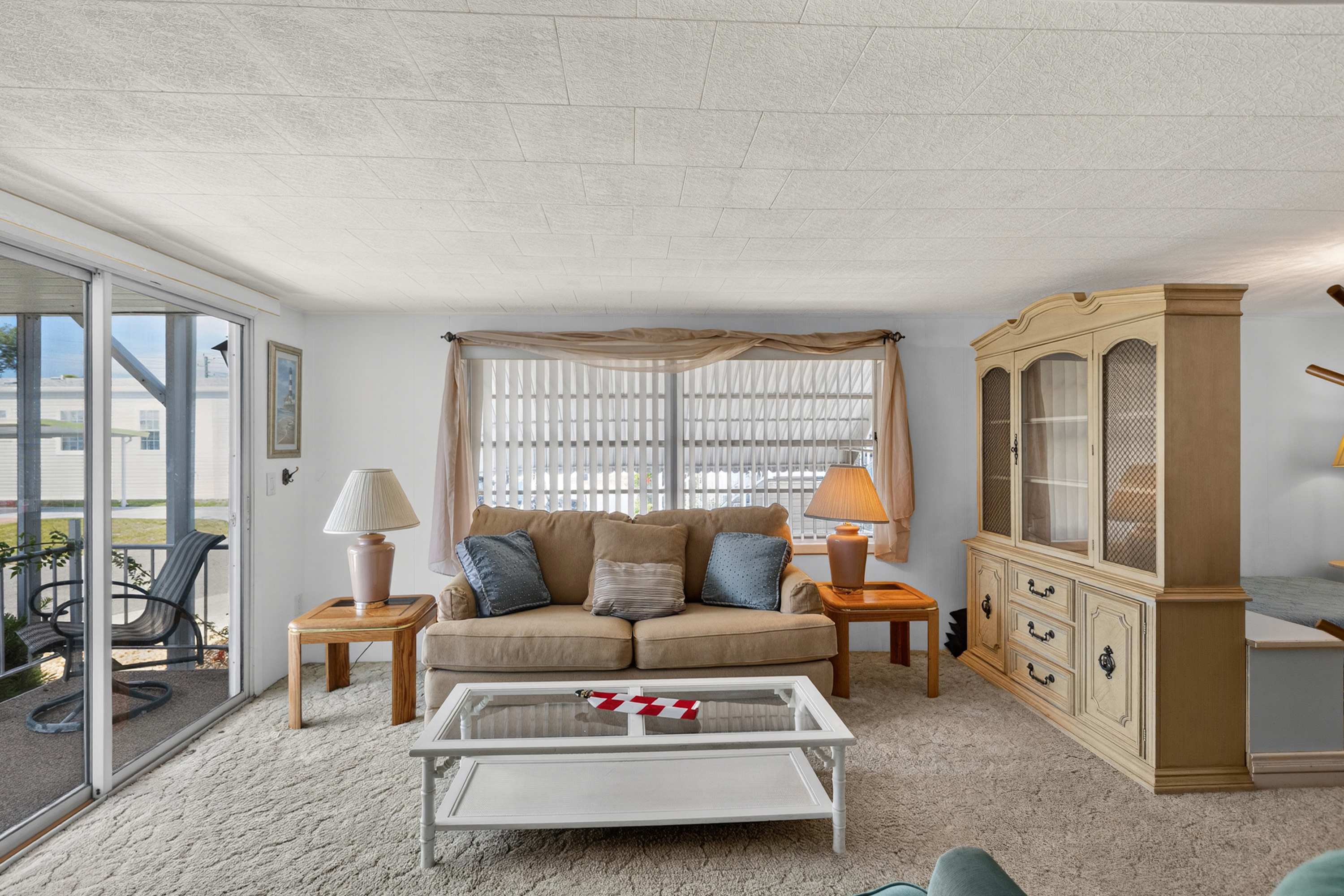 Charming Coastal Trailer Home with Private Parking - Foto 6