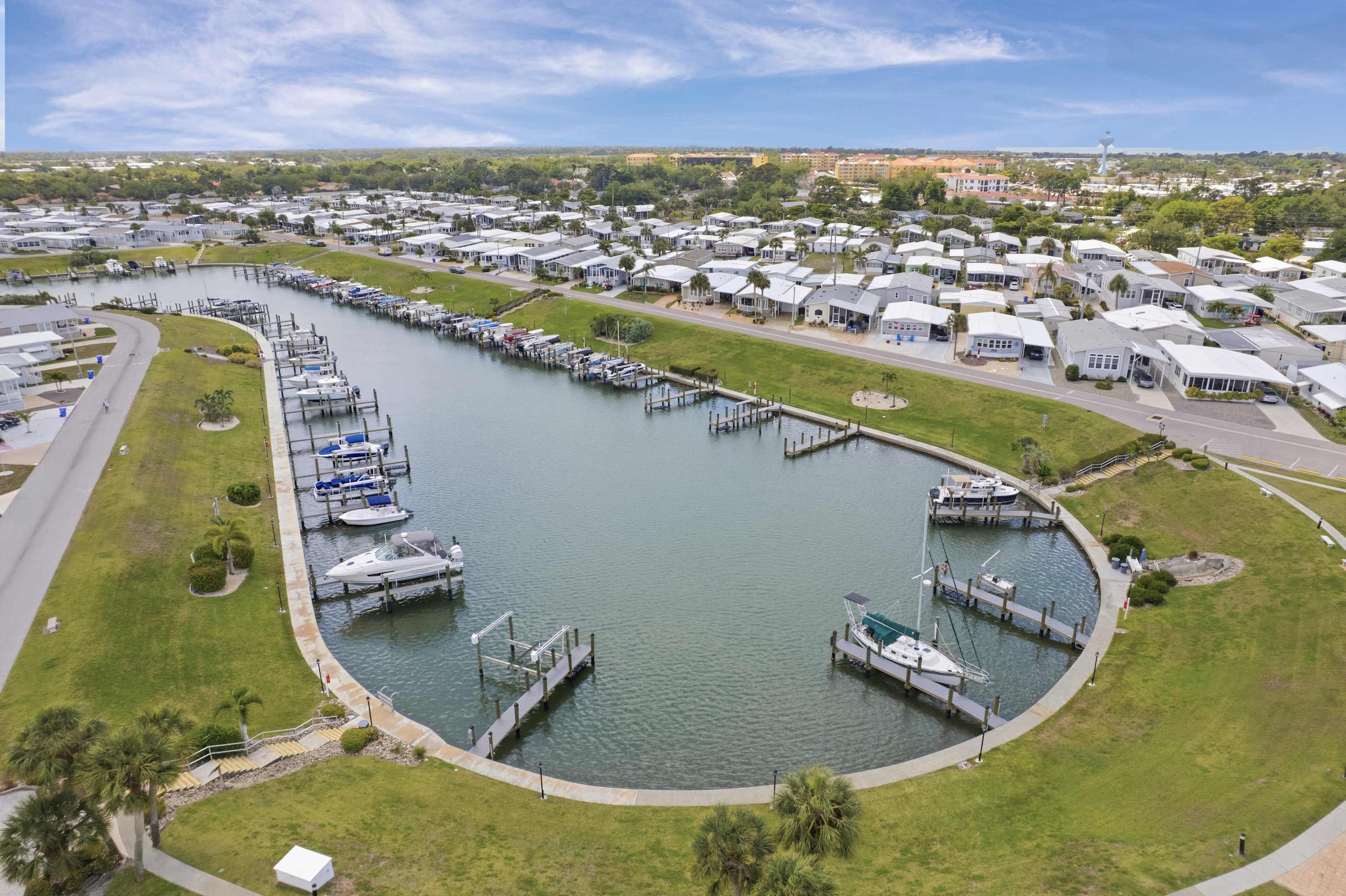 Charming Coastal Trailer Home with Private Parking - Foto 25
