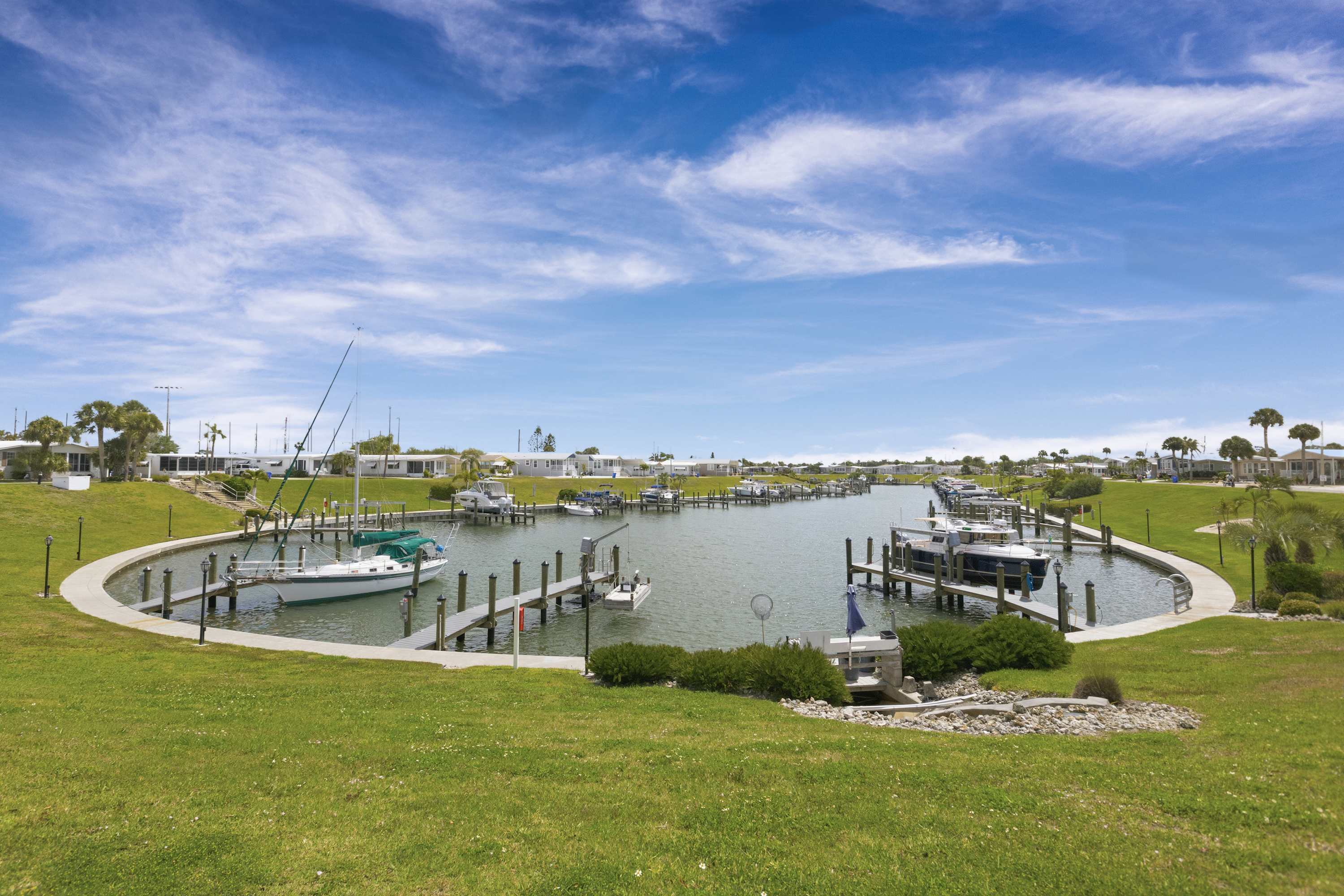 Charming Coastal Trailer Home with Private Parking - Foto 27