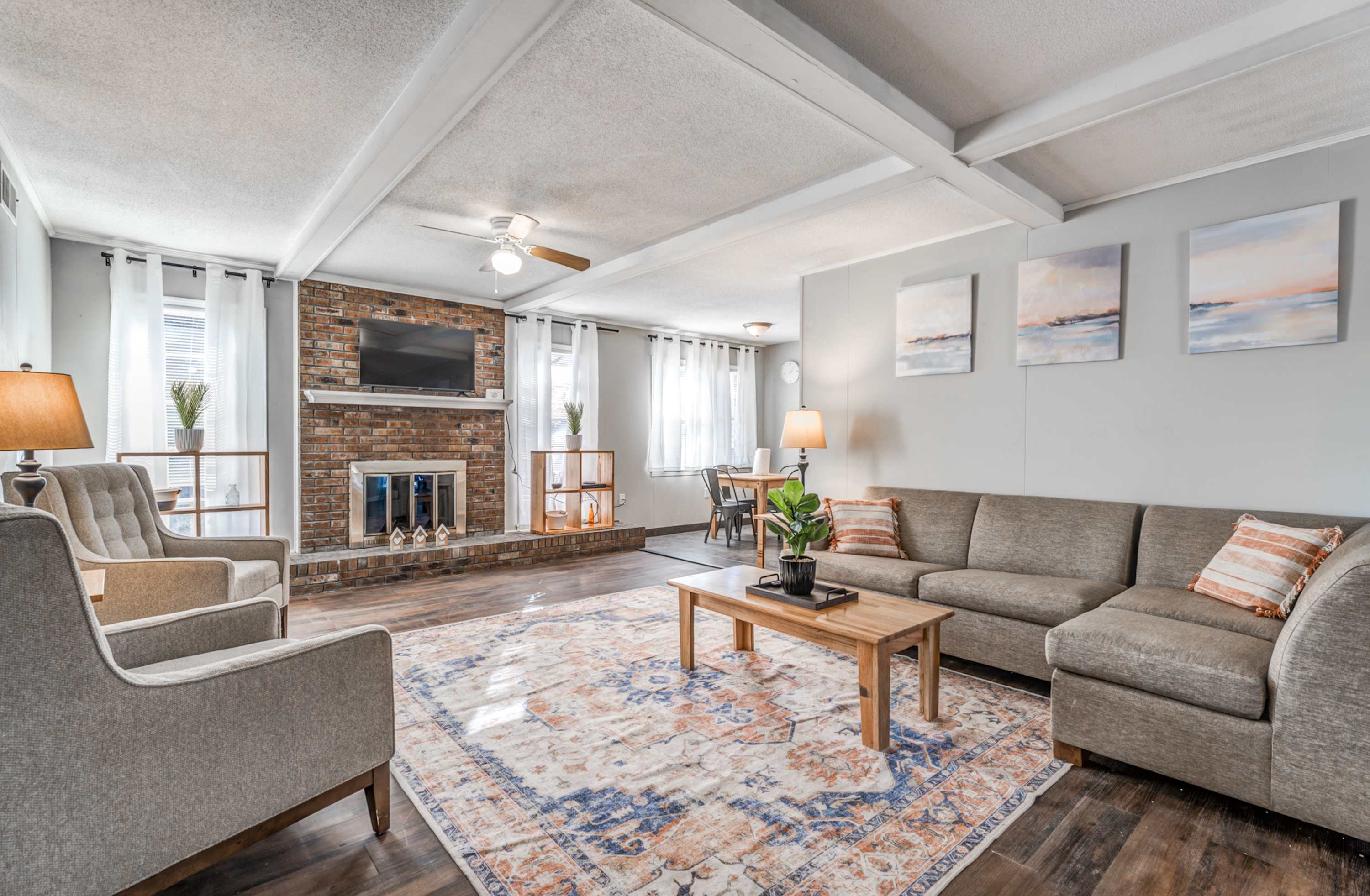 Mins From Parks, Hiking, & Dining- Brick Bungalow - Memphis, TN