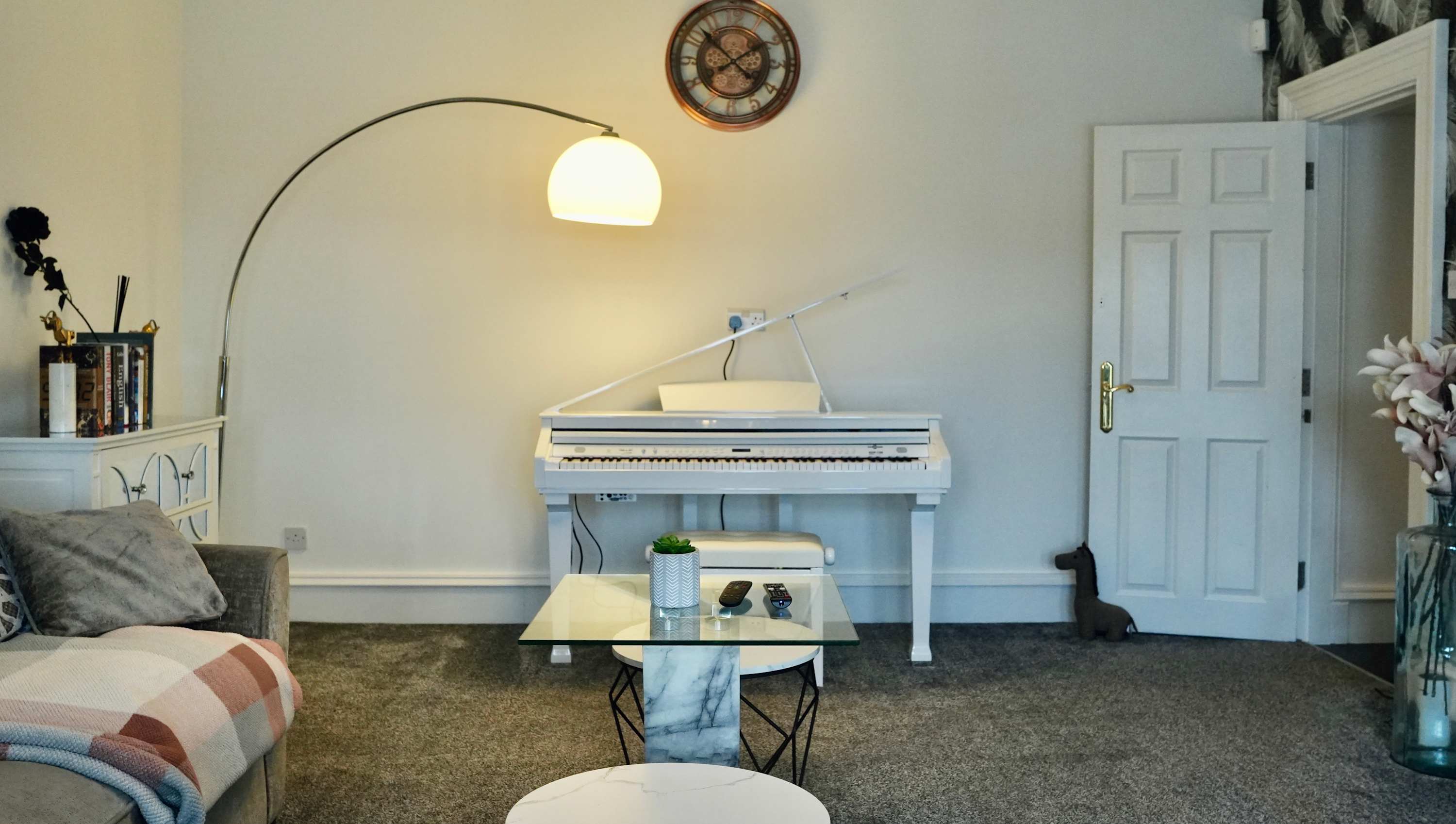 6 Bedroom Family House Chapelhall near Glasgow in Woodhall Street 73 ML6 8SH - Property image 10 - VivreStays