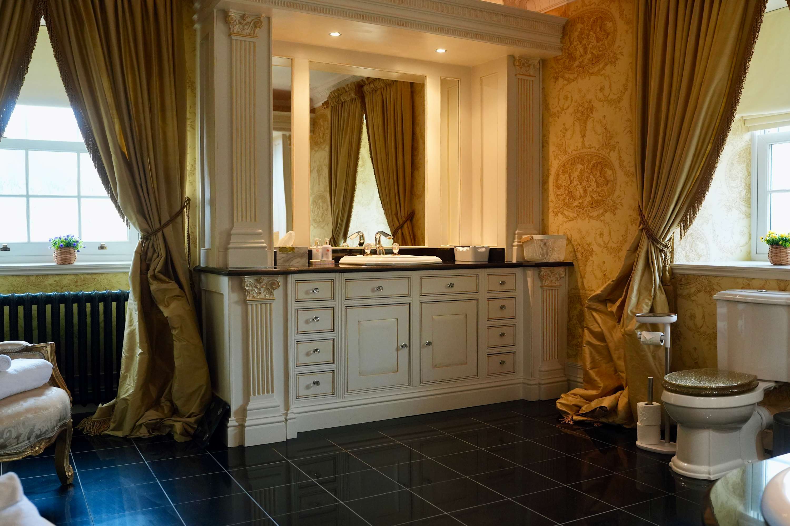 6 Bedroom Family House Chapelhall near Glasgow in Woodhall Street 73 ML6 8SH - Property image 11 - VivreStays