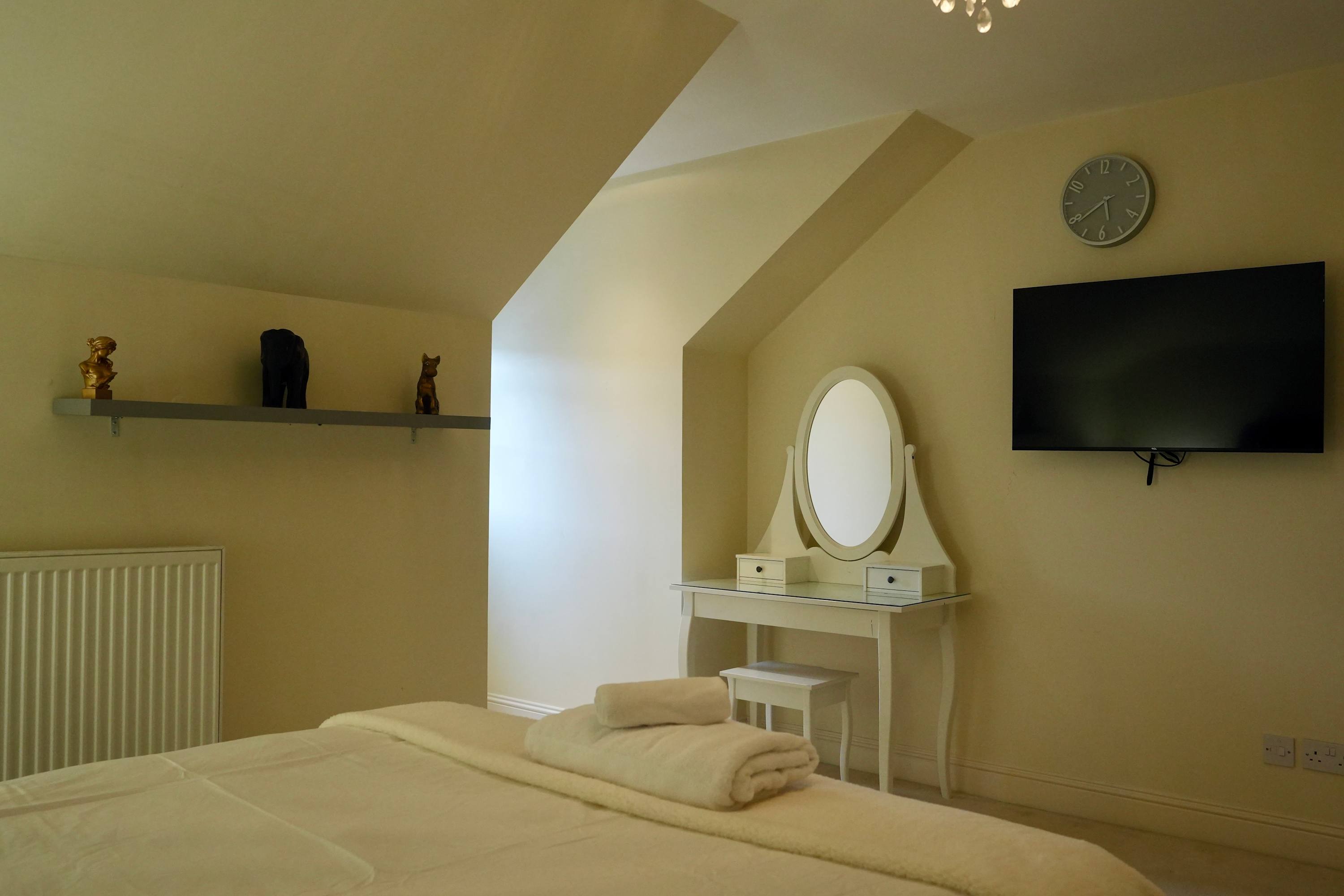 6 Bedroom Family House Chapelhall near Glasgow in Woodhall Street 73 ML6 8SH - Property image 20 - VivreStays