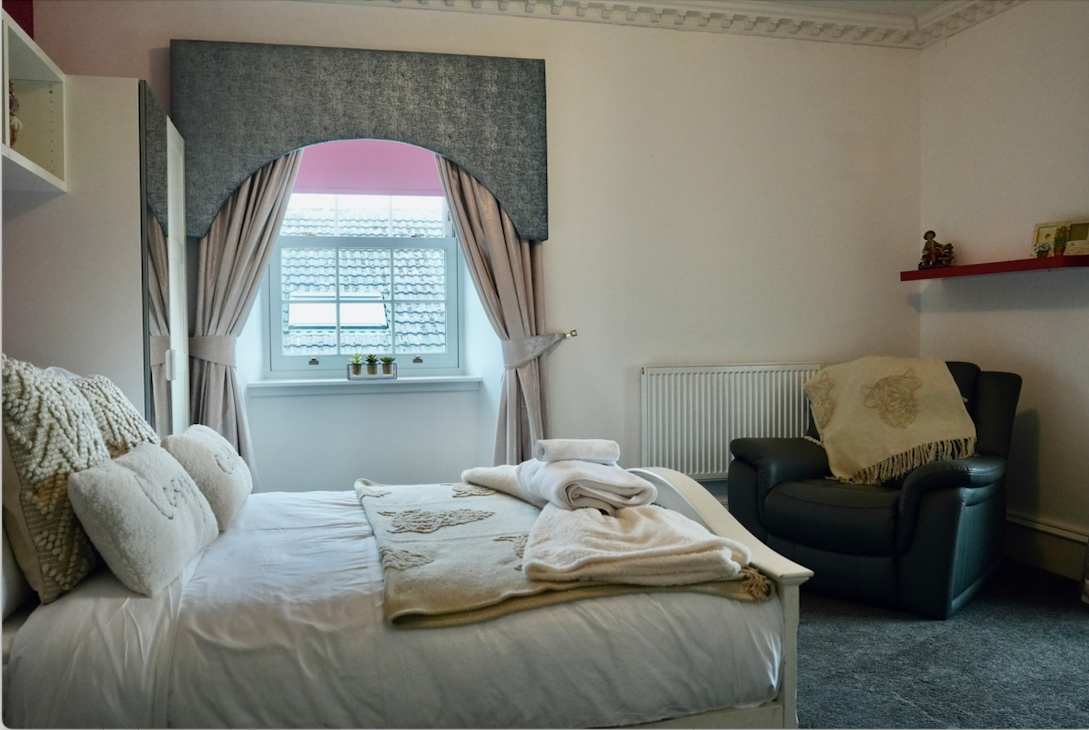 6 Bedroom Family House Chapelhall near Glasgow in Woodhall Street 73 ML6 8SH - Property image 53 - VivreStays