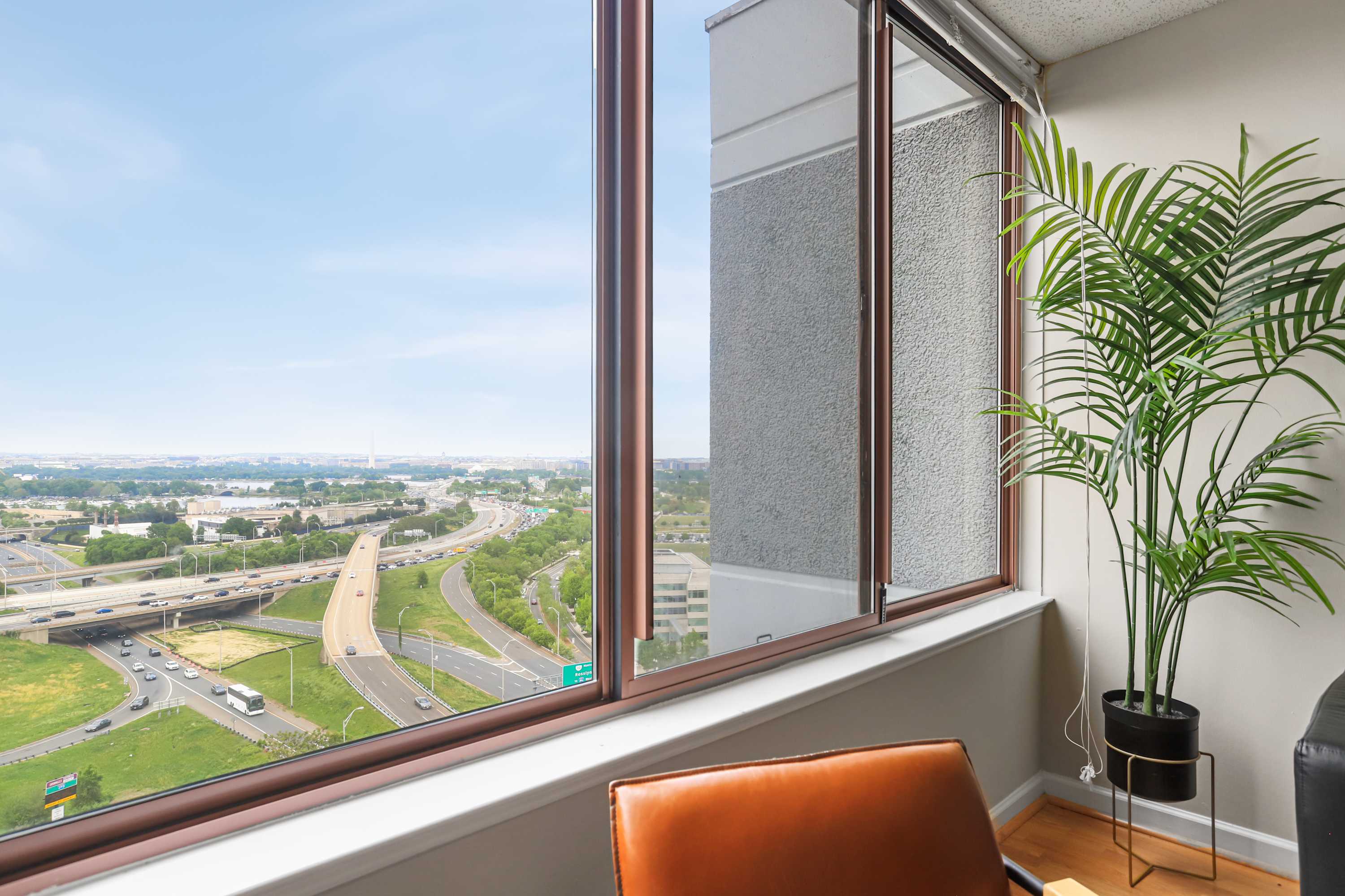 Prime Location Apt Steps from Pentagon City Metro
