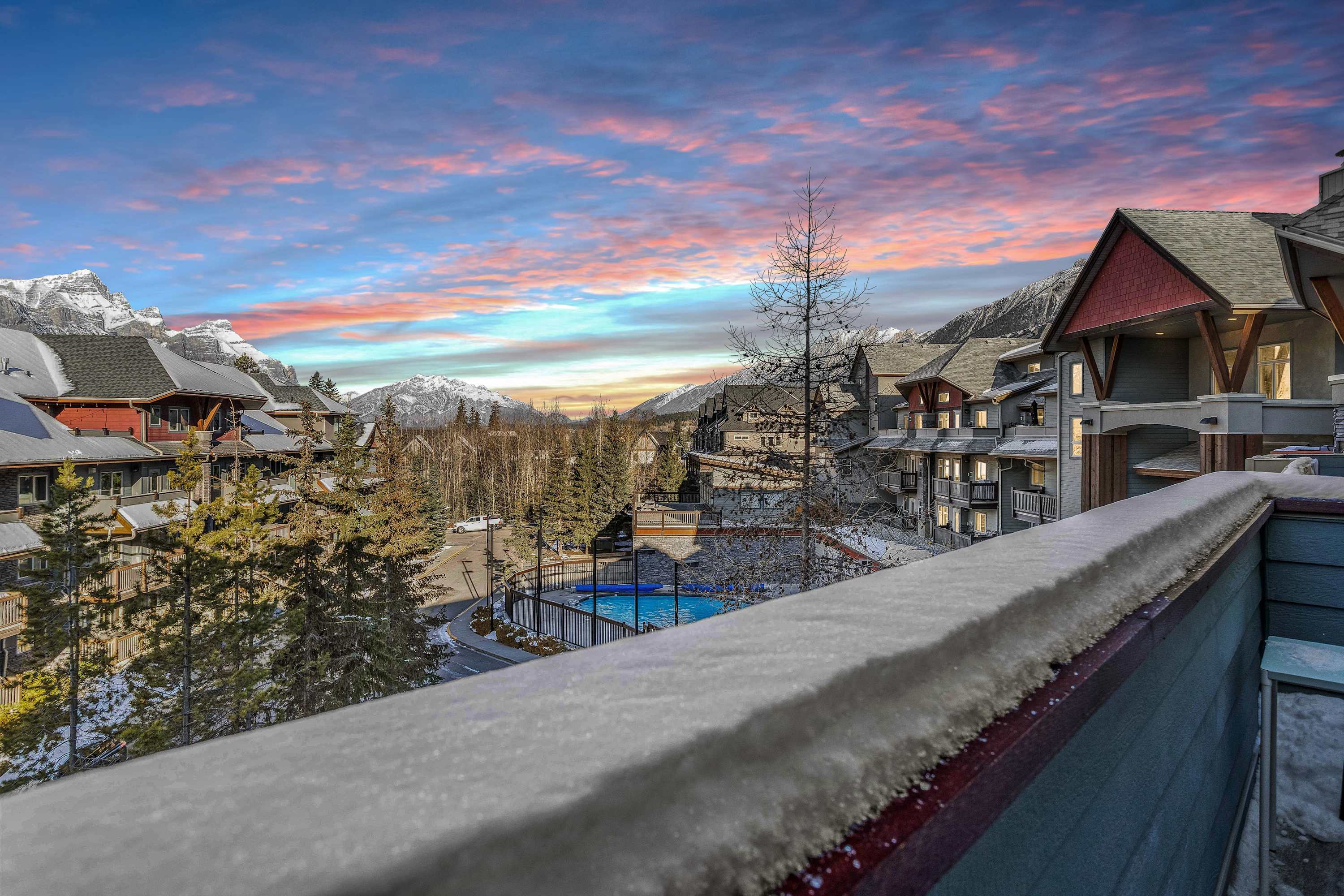 Stunning Mountain Views And Heated Pool - Modern Cozy Retreat - Canada