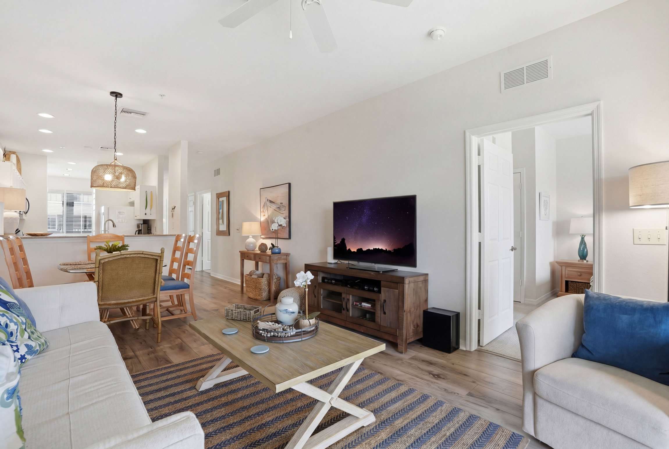 1021 Beautiful Lake and Fountain Views Sleeps 6 | Photo 17