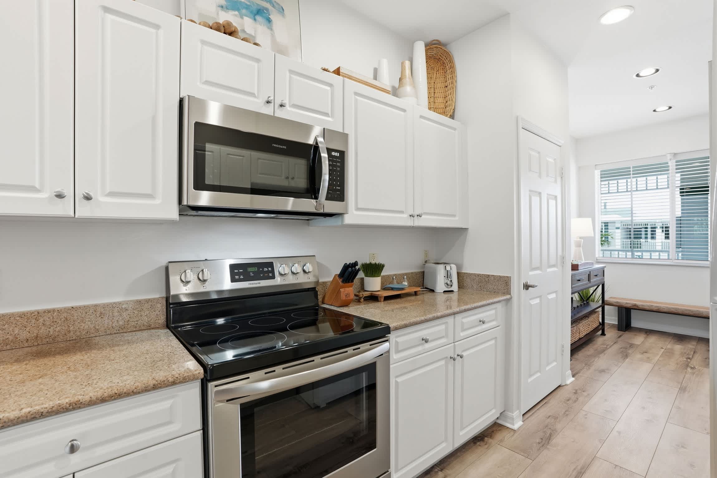 1021 Beautiful Lake and Fountain Views Sleeps 6 | Photo 12