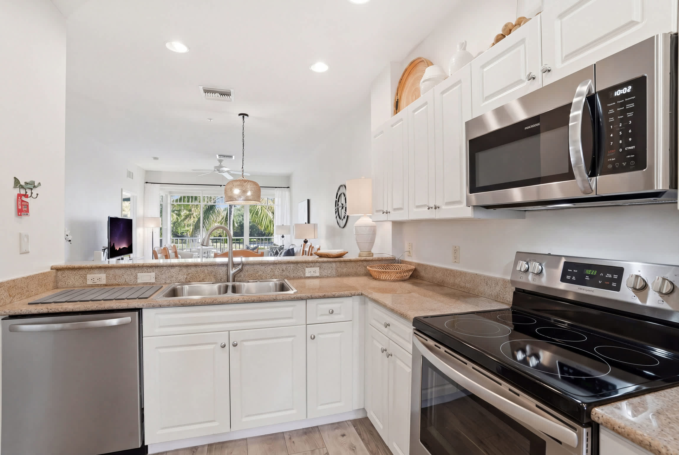 1021 Beautiful Lake and Fountain Views Sleeps 6 | Photo 2