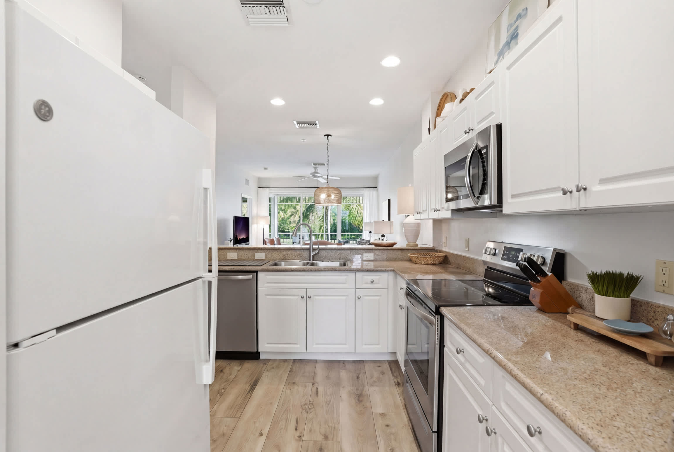 1021 Beautiful Lake and Fountain Views Sleeps 6 | Photo 14