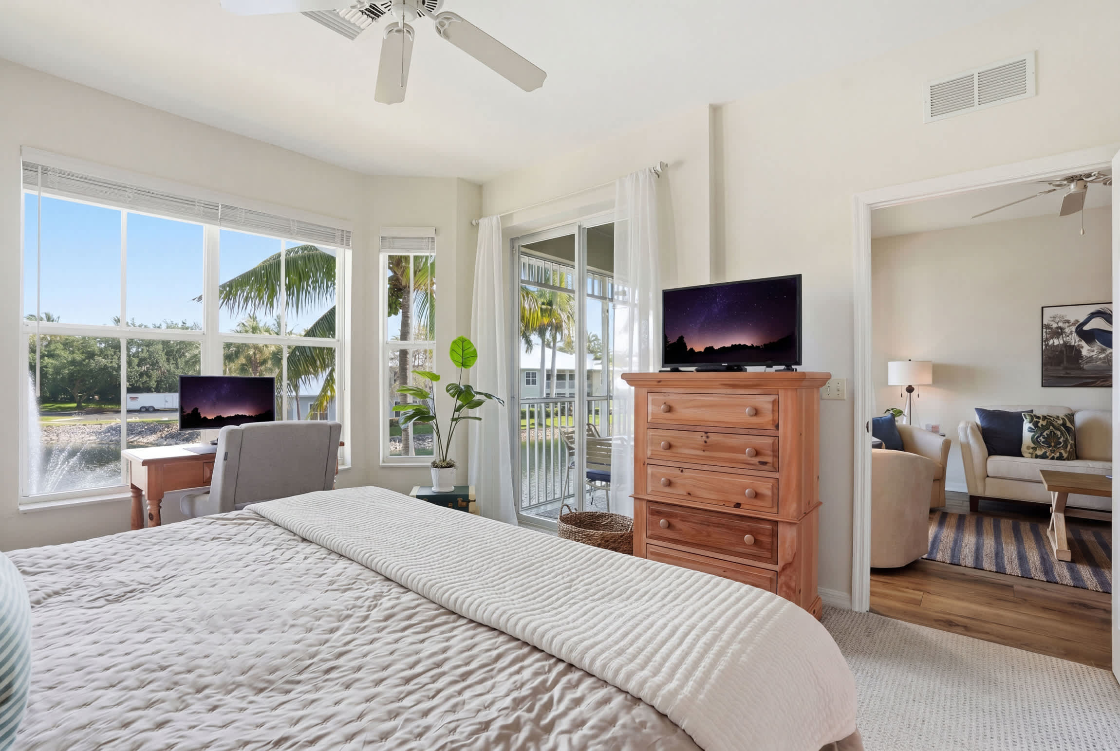 1021 Beautiful Lake and Fountain Views Sleeps 6 | Photo 20