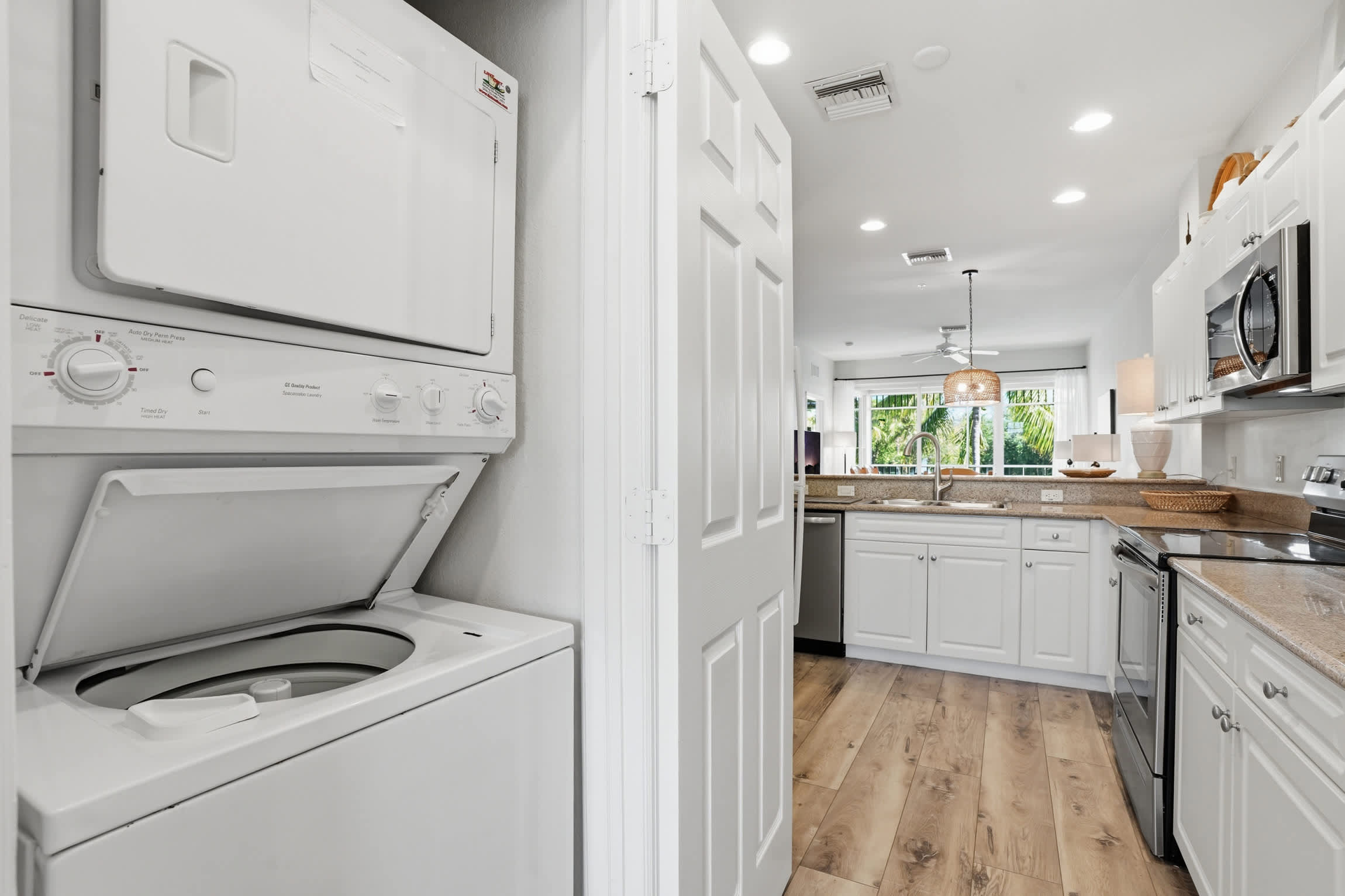 1021 Beautiful Lake and Fountain Views Sleeps 6 | Photo 30