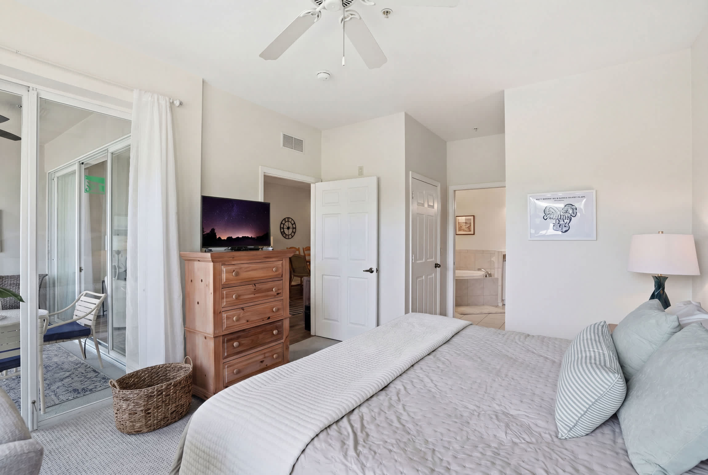 1021 Beautiful Lake and Fountain Views Sleeps 6 | Photo 21