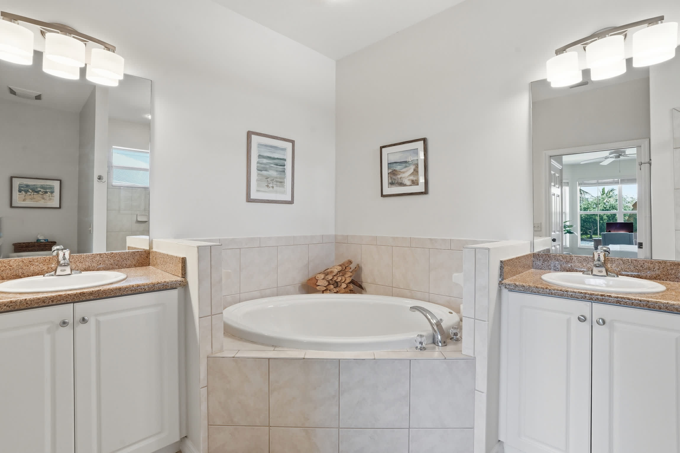 1021 Beautiful Lake and Fountain Views Sleeps 6 | Photo 22