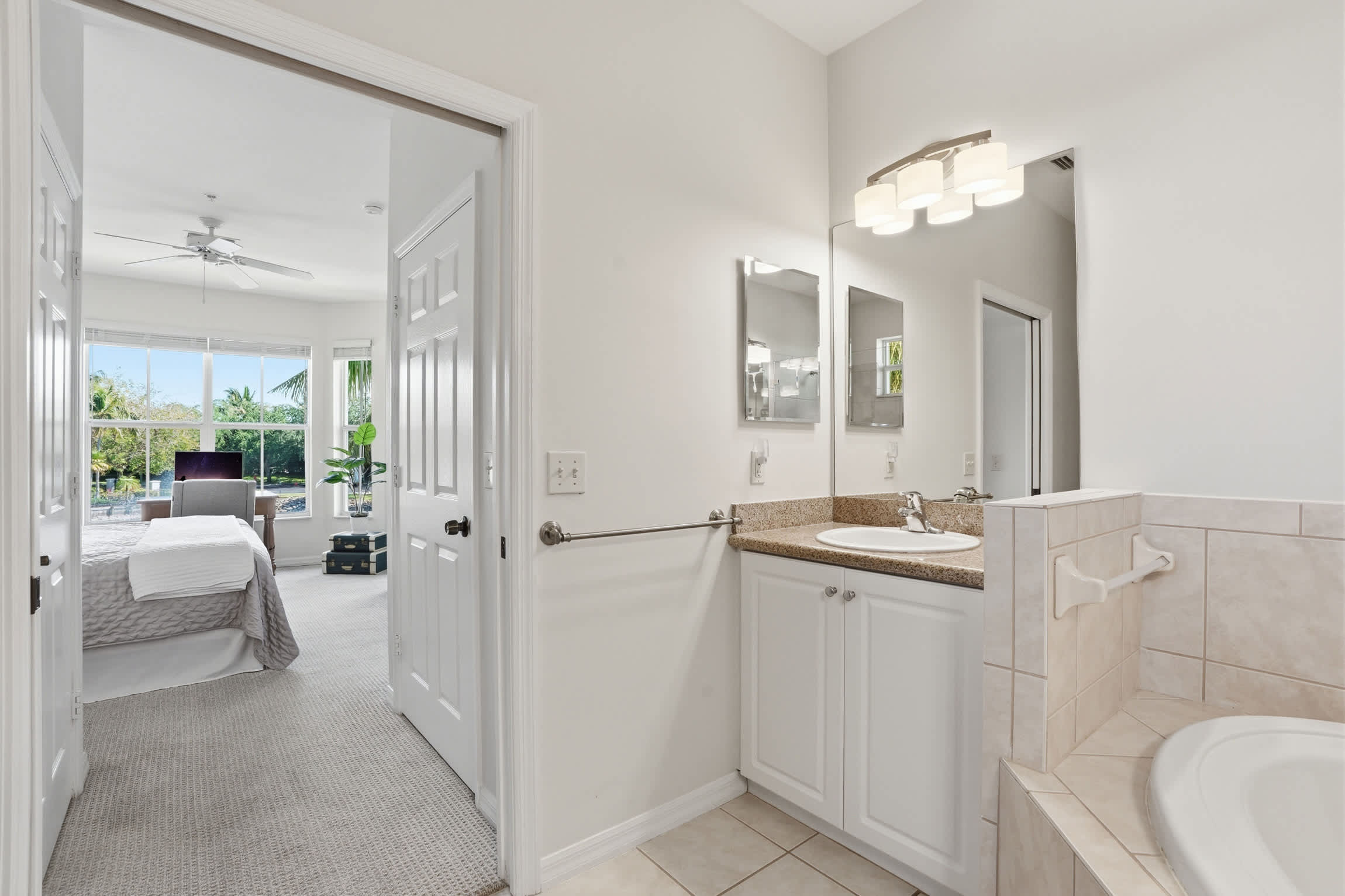 1021 Beautiful Lake and Fountain Views Sleeps 6 | Photo 24