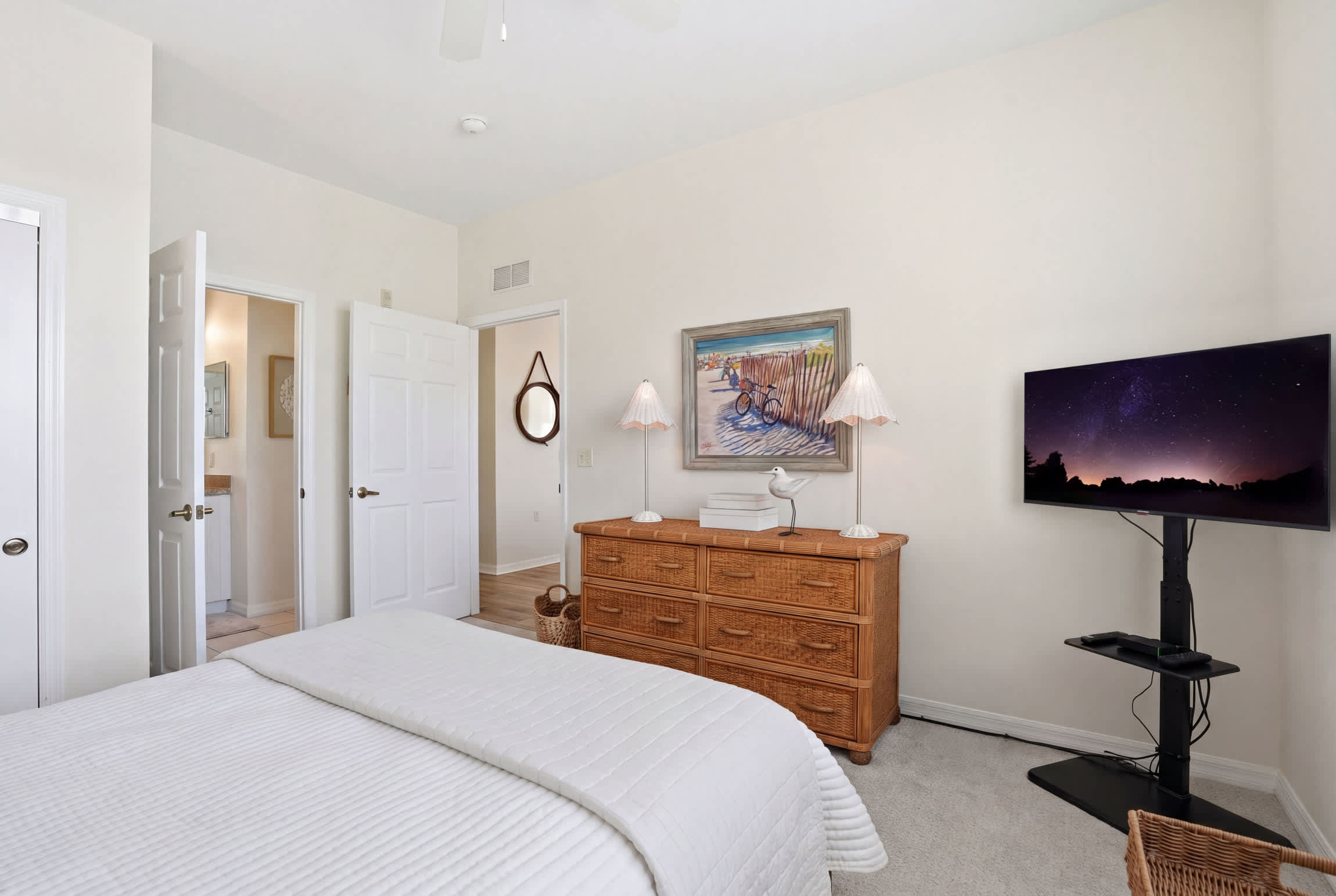 1021 Beautiful Lake and Fountain Views Sleeps 6 | Photo 26