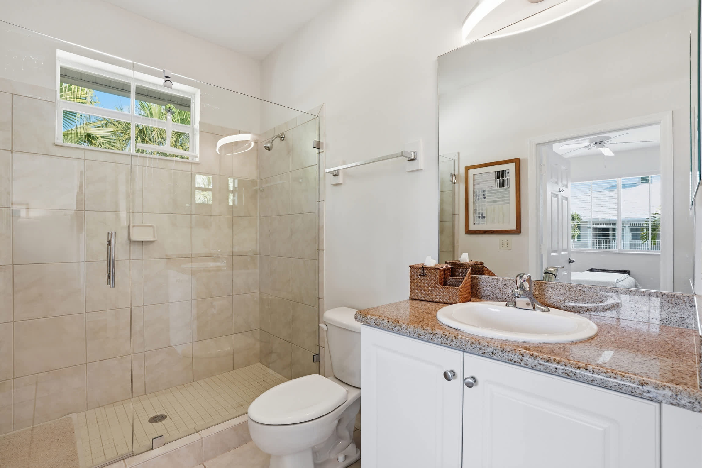 1021 Beautiful Lake and Fountain Views Sleeps 6 | Photo 27