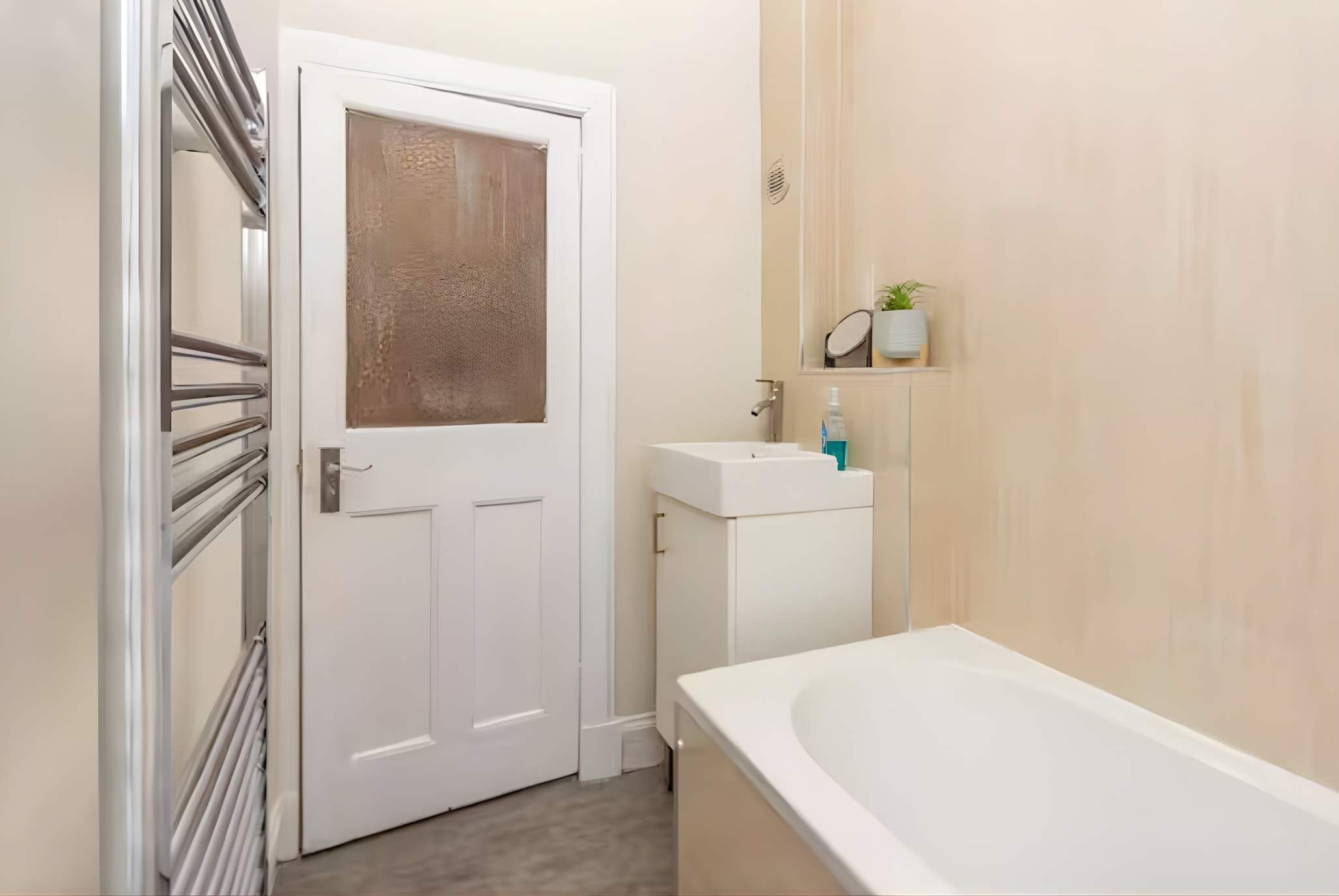 View Morningside 2BR, Direct Bus to Old Town Edinburgh in Balcarres Street 72 EH10 5LT Morningside 2BR, Direct Bus to Old Town Edinburgh in Balcarres Street 72 EH10 5LT - Property image 13 - VivreStays