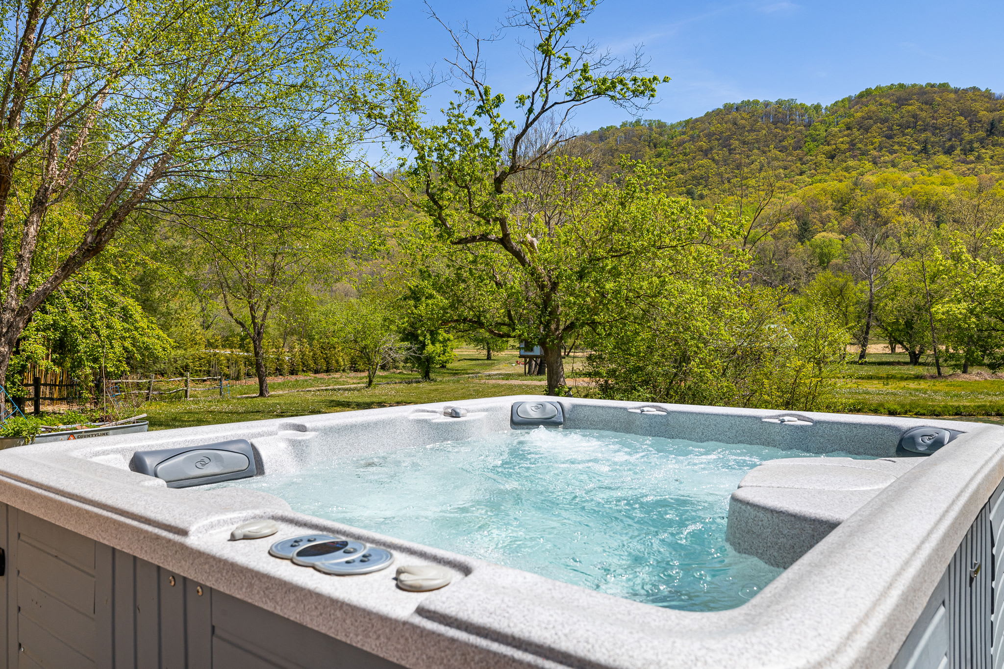Luxury Estate w Pool, Hot Tub Free Tix Sleeps 12