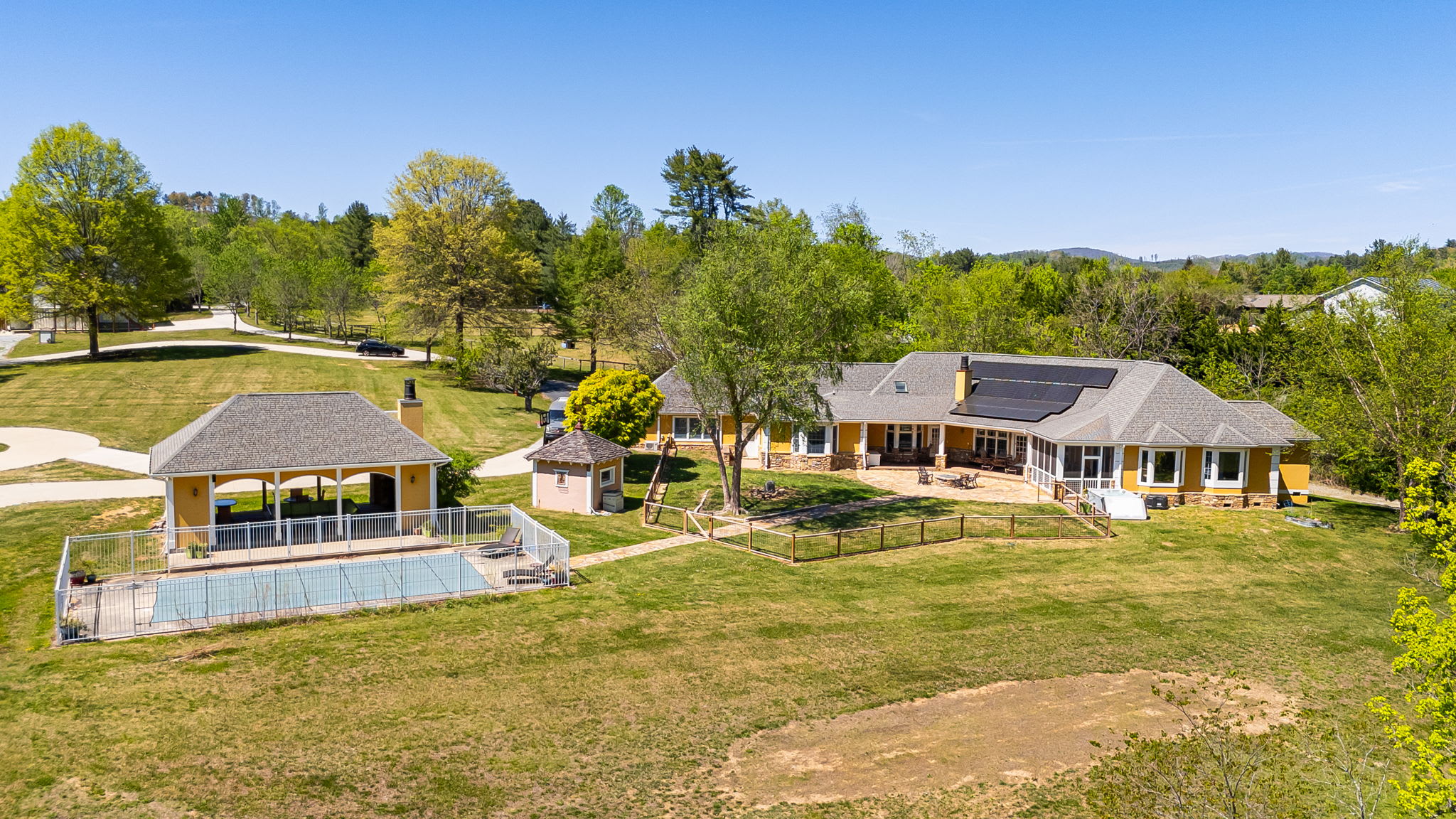 Luxury Estate w Pool, Hot Tub  Free Tix Sleeps 12