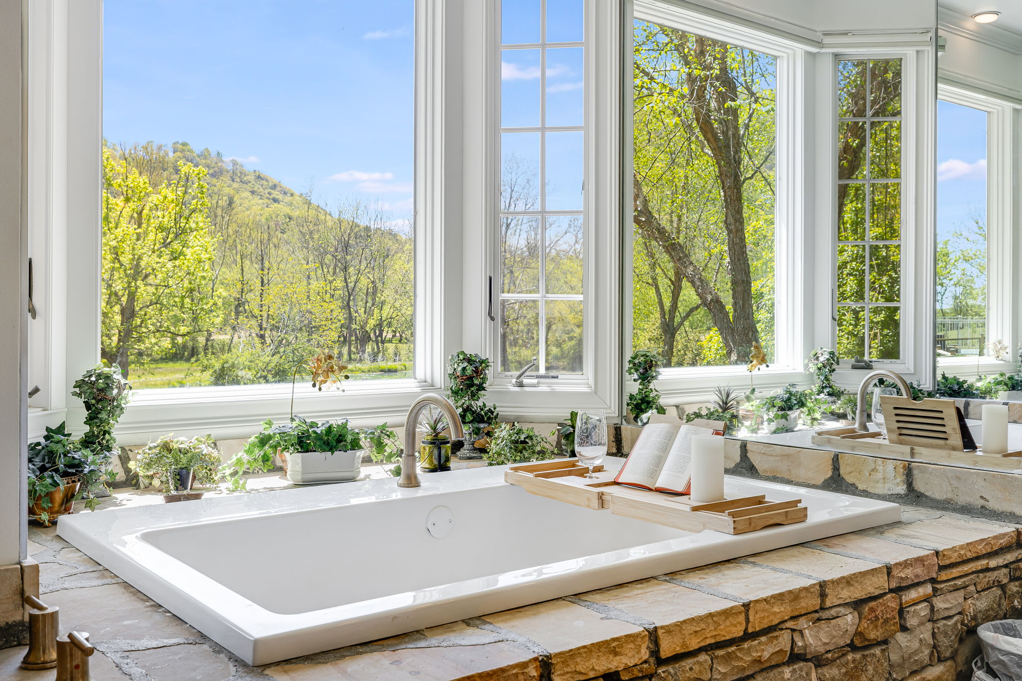 Luxury Estate w Pool, Hot Tub Free Tix Sleeps 12