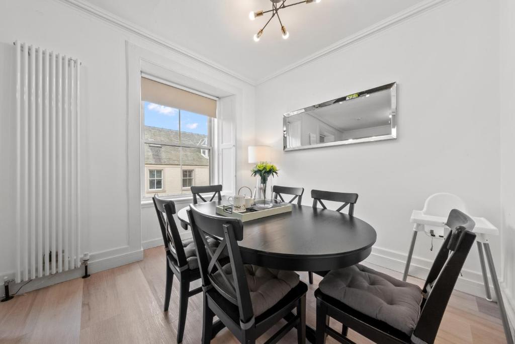 View Central Hawick Flat, Sleeps 13, Families & Work in High Street TD9 9BU Central Hawick Flat, Sleeps 13, Families & Work in High Street TD9 9BU - Property image 14 - VivreStays