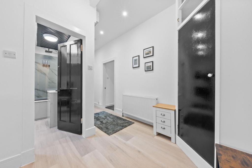 View Central Hawick Flat, Sleeps 13, Families & Work in High Street TD9 9BU Central Hawick Flat, Sleeps 13, Families & Work in High Street TD9 9BU - Property image 17 - VivreStays