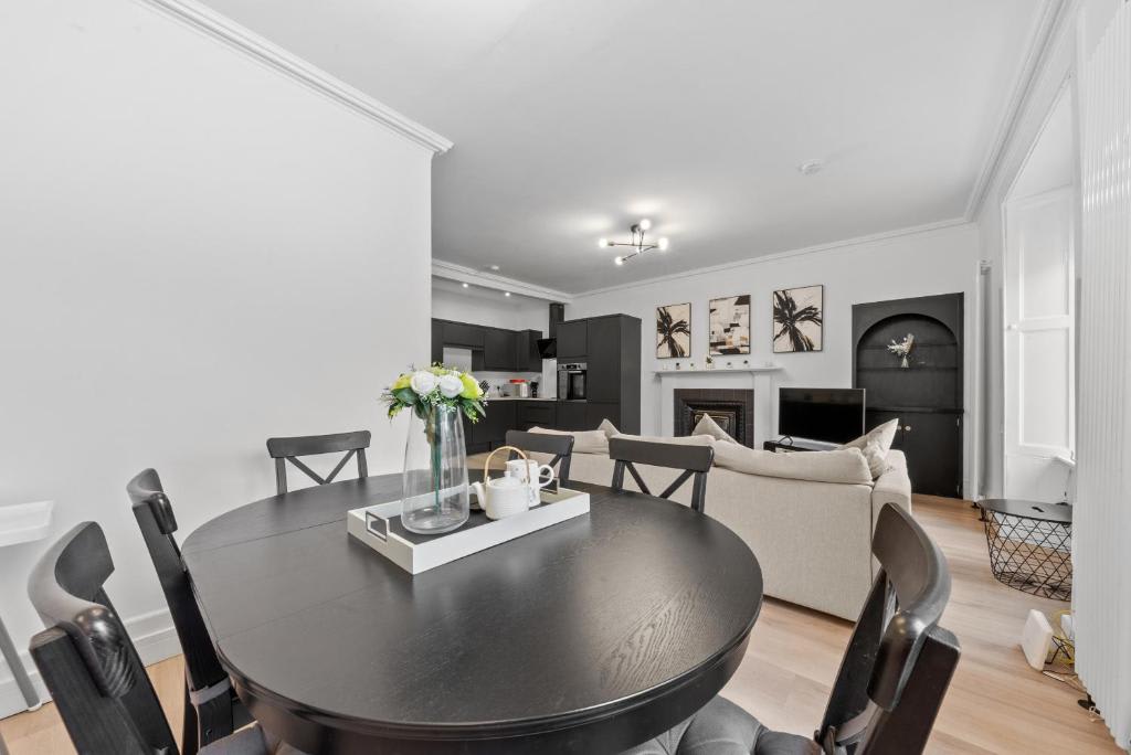 View Central Hawick Flat, Sleeps 13, Families & Work in High Street TD9 9BU Central Hawick Flat, Sleeps 13, Families & Work in High Street TD9 9BU - Property image 13 - VivreStays