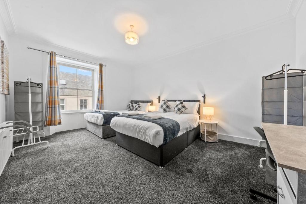 View Central Hawick Flat, Sleeps 13, Families & Work in High Street TD9 9BU Central Hawick Flat, Sleeps 13, Families & Work in High Street TD9 9BU - Property image 3 - VivreStays