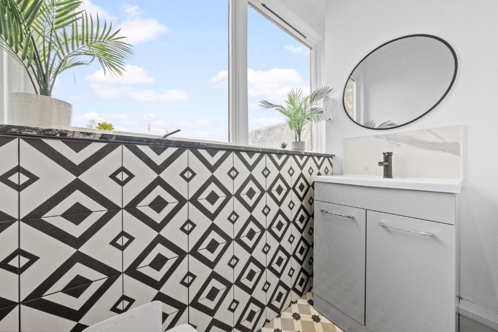 View Central Hawick Flat, Sleeps 13, Families & Work in High Street TD9 9BU Central Hawick Flat, Sleeps 13, Families & Work in High Street TD9 9BU - Property image 34 - VivreStays