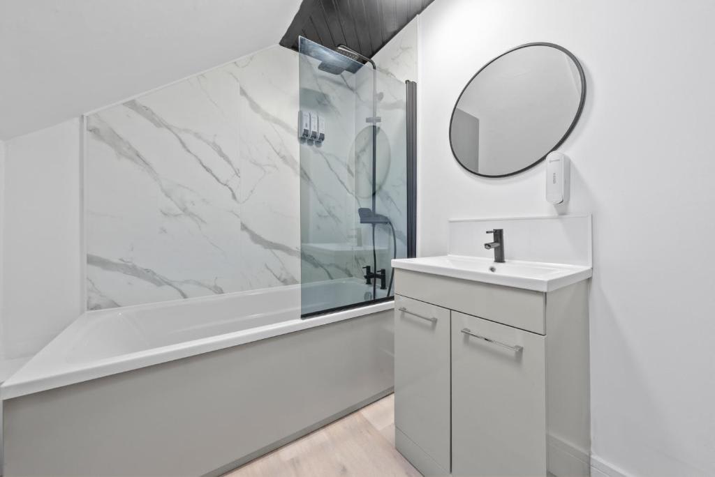 View Central Hawick Flat, Sleeps 13, Families & Work in High Street TD9 9BU Central Hawick Flat, Sleeps 13, Families & Work in High Street TD9 9BU - Property image 42 - VivreStays