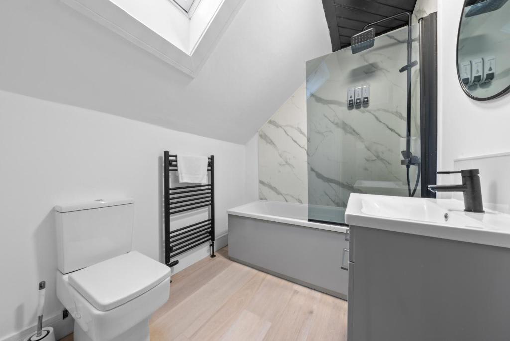 View Central Hawick Flat, Sleeps 13, Families & Work in High Street TD9 9BU Central Hawick Flat, Sleeps 13, Families & Work in High Street TD9 9BU - Property image 41 - VivreStays