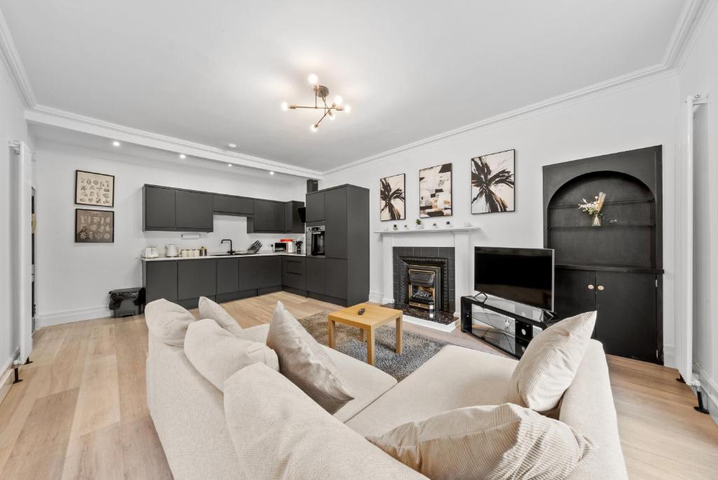 View Central Hawick Flat, Sleeps 13, Families & Work in High Street TD9 9BU Central Hawick Flat, Sleeps 13, Families & Work in High Street TD9 9BU - Property image 46 - VivreStays