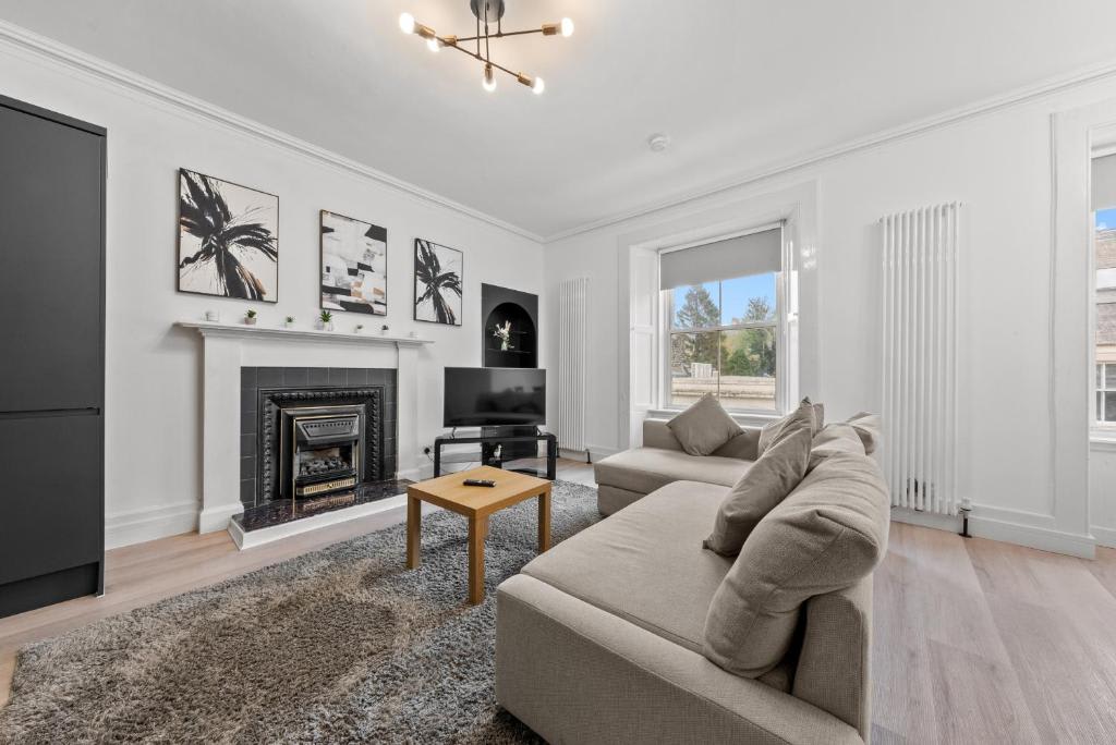 View Central Hawick Flat, Sleeps 13, Families & Work in High Street TD9 9BU Central Hawick Flat, Sleeps 13, Families & Work in High Street TD9 9BU - Property image 11 - VivreStays