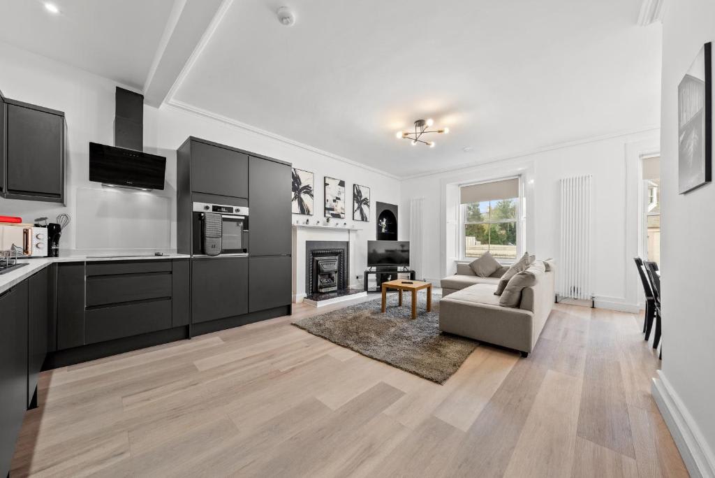 View Central Hawick Flat, Sleeps 13, Families & Work in High Street TD9 9BU Central Hawick Flat, Sleeps 13, Families & Work in High Street TD9 9BU - Property image 10 - VivreStays