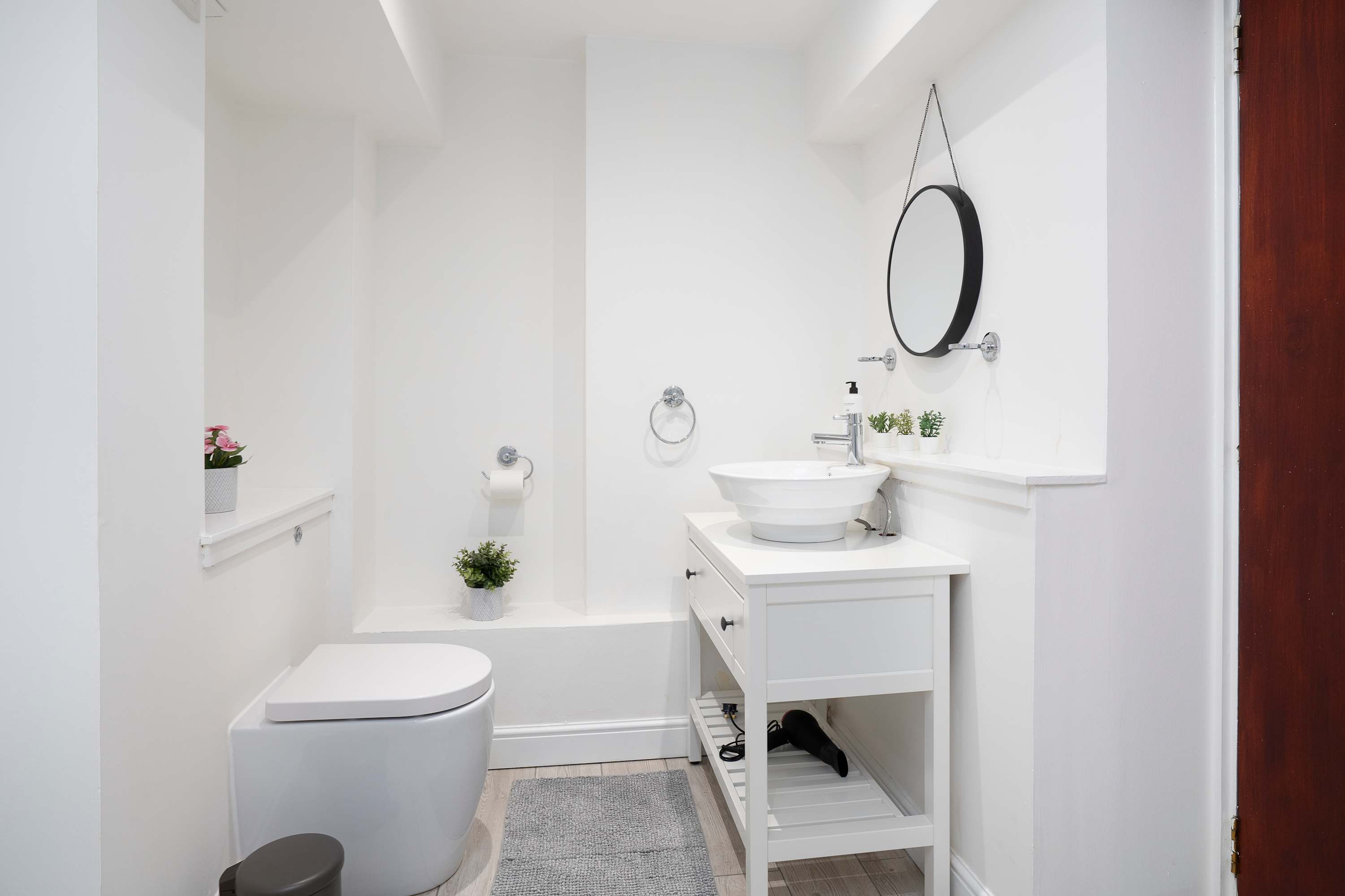 Central Edinburgh Apt, Old Town, 3 Min Royal Mile in Drummond Street EH8 9TT - Property image 17 - VivreStays