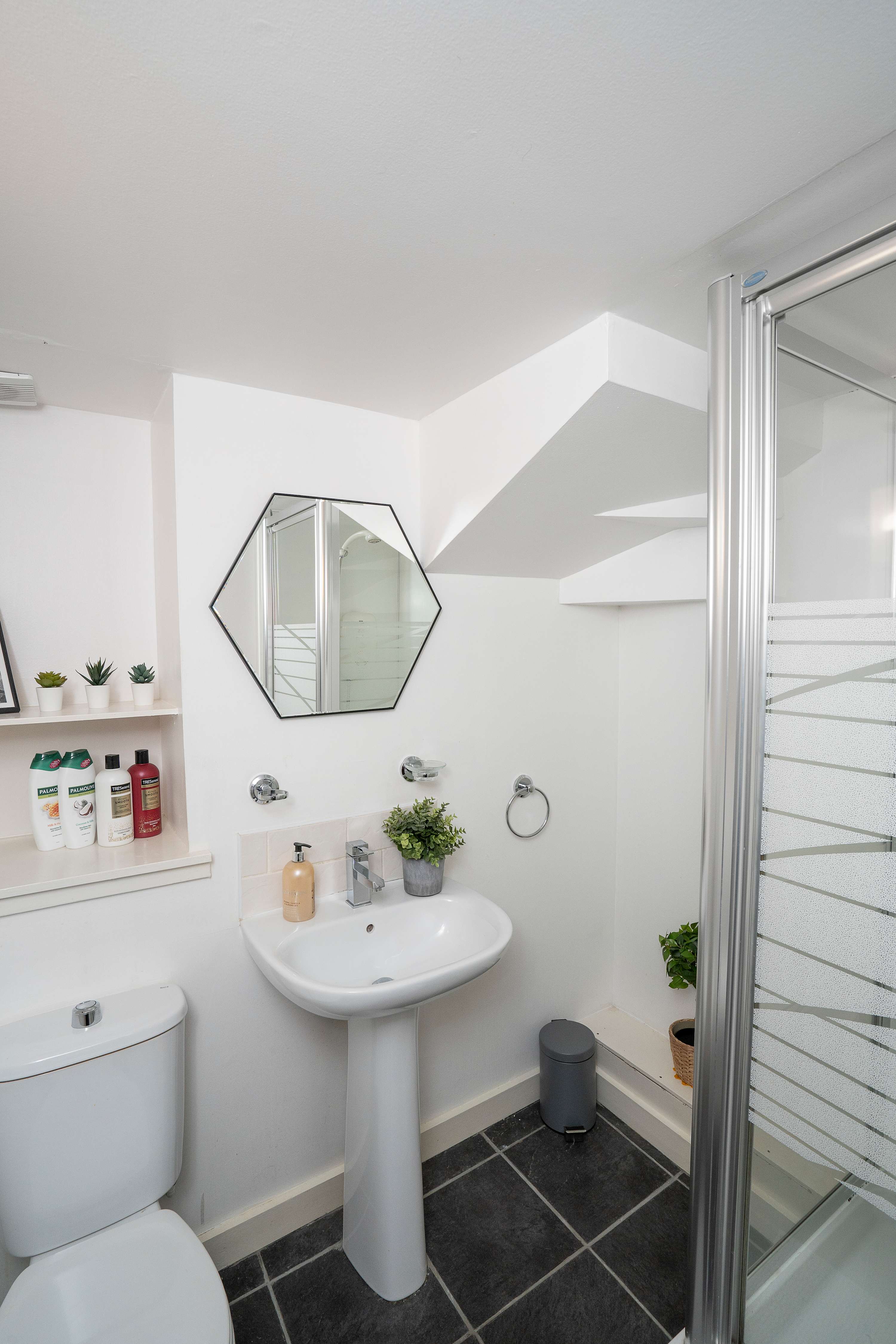 Central Edinburgh Apt, Old Town, 3 Min Royal Mile in Drummond Street EH8 9TT - Property image 15 - VivreStays