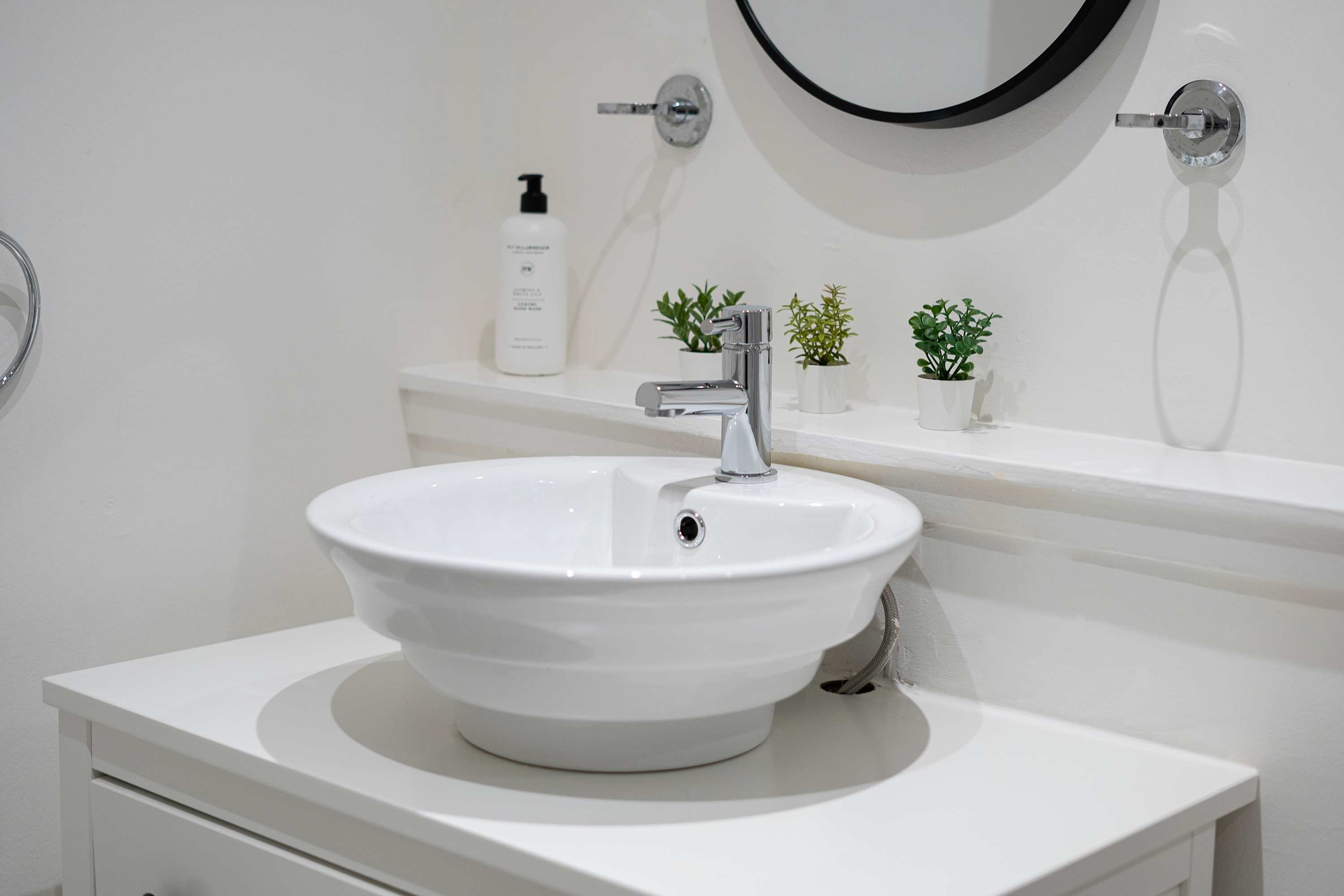 Central Edinburgh Apt, Old Town, 3 Min Royal Mile in Drummond Street EH8 9TT - Property image 16 - VivreStays