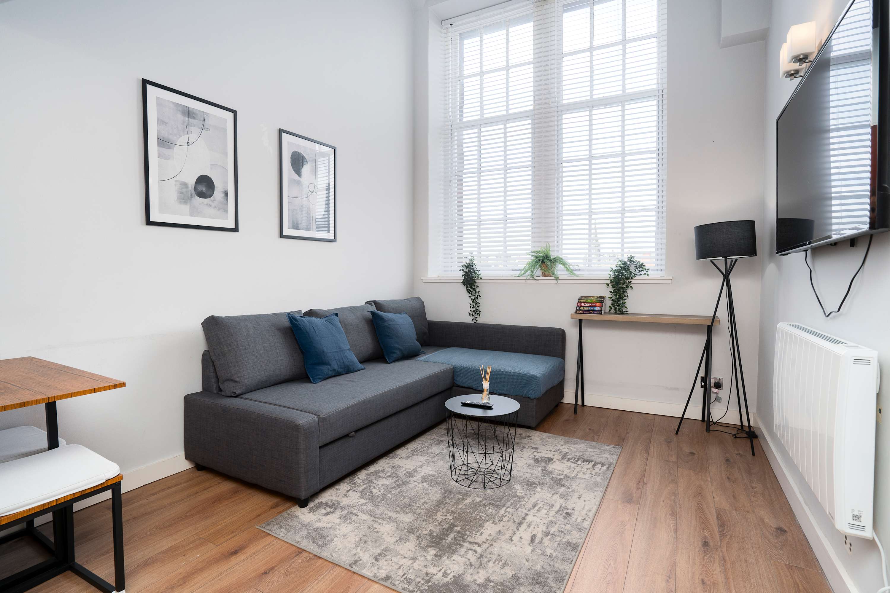 Central Edinburgh Apt, Old Town, 3 Min Royal Mile in Drummond Street EH8 9TT - Property image 7 - VivreStays