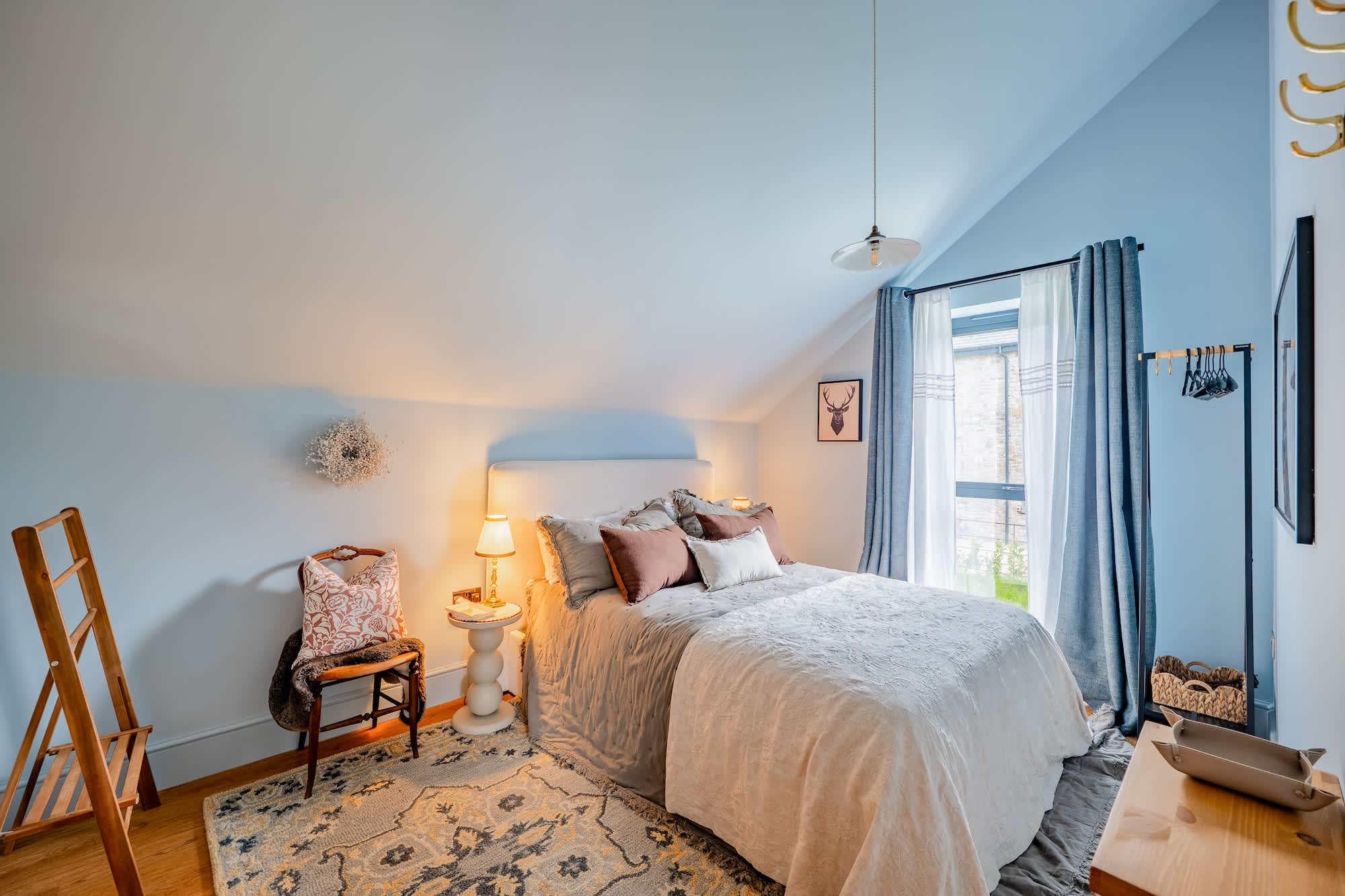 Modern Cottage, Countryside Views, Private Parking