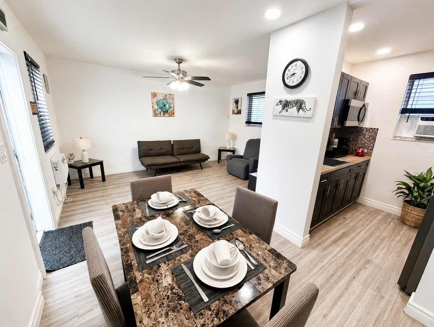 Beachfront 1br Apt With Kitchen And Beach Gear - Hollywood, FL