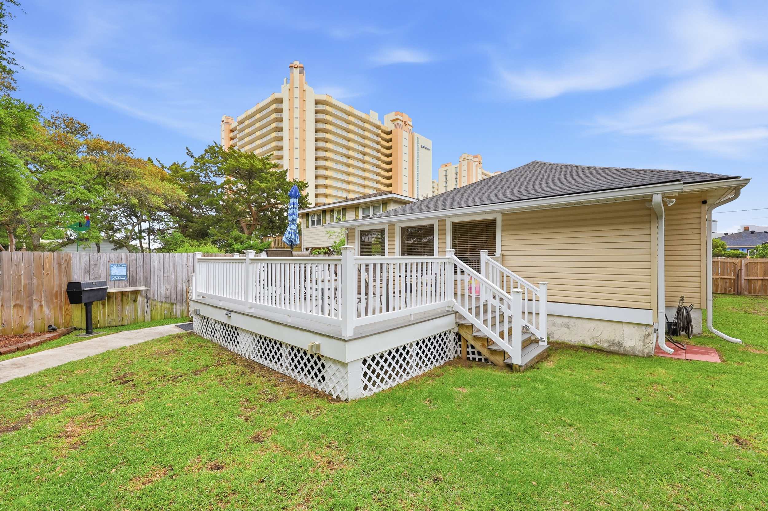 Endless Summer 100 Feet to Beach  with Fenced Yard Grill