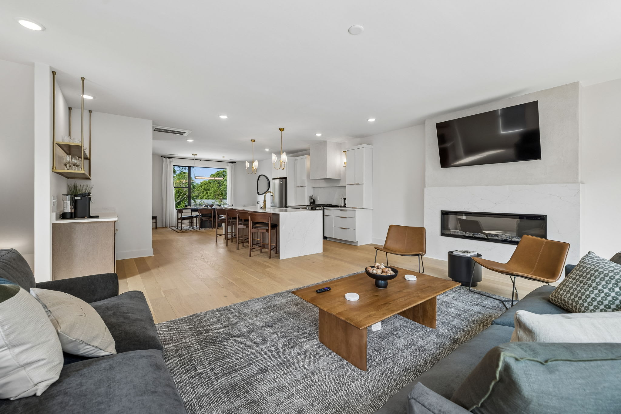 Exclusive townhome ft. rooftop lounge with views! - Foto 10