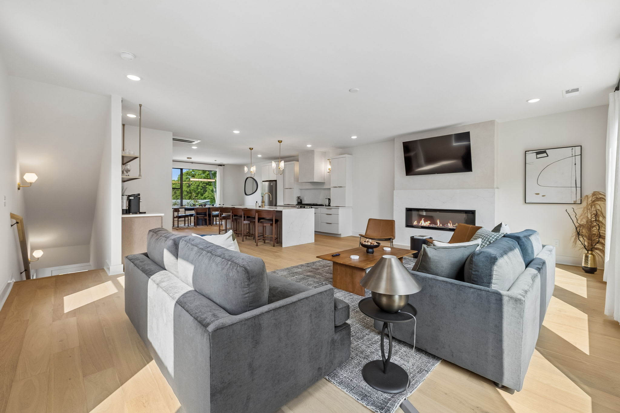 Exclusive townhome ft. rooftop lounge with views! - Foto 8