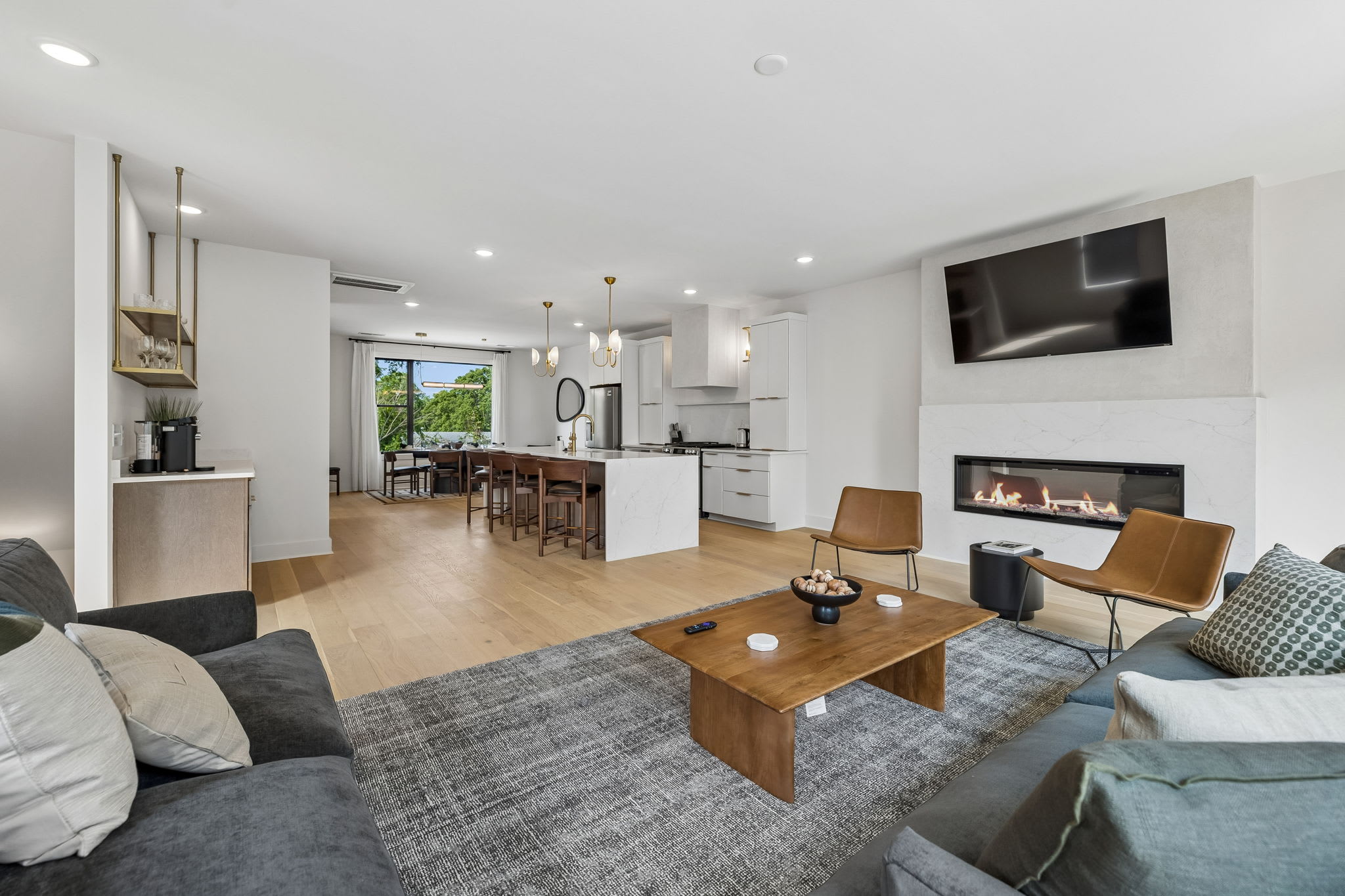 Exclusive townhome ft. rooftop lounge with views! - Foto 9