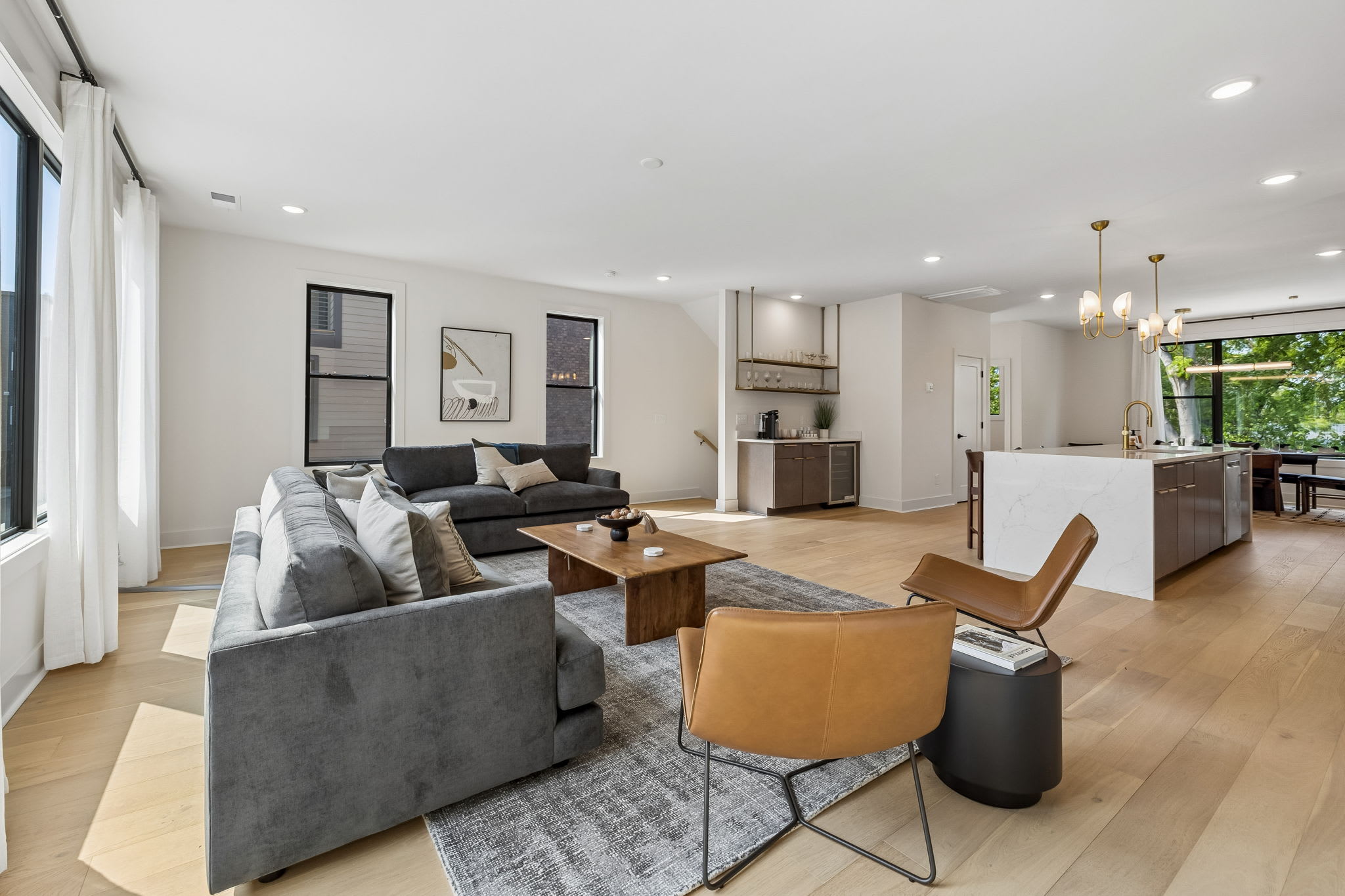 Exclusive townhome ft. rooftop lounge with views! - Foto 13
